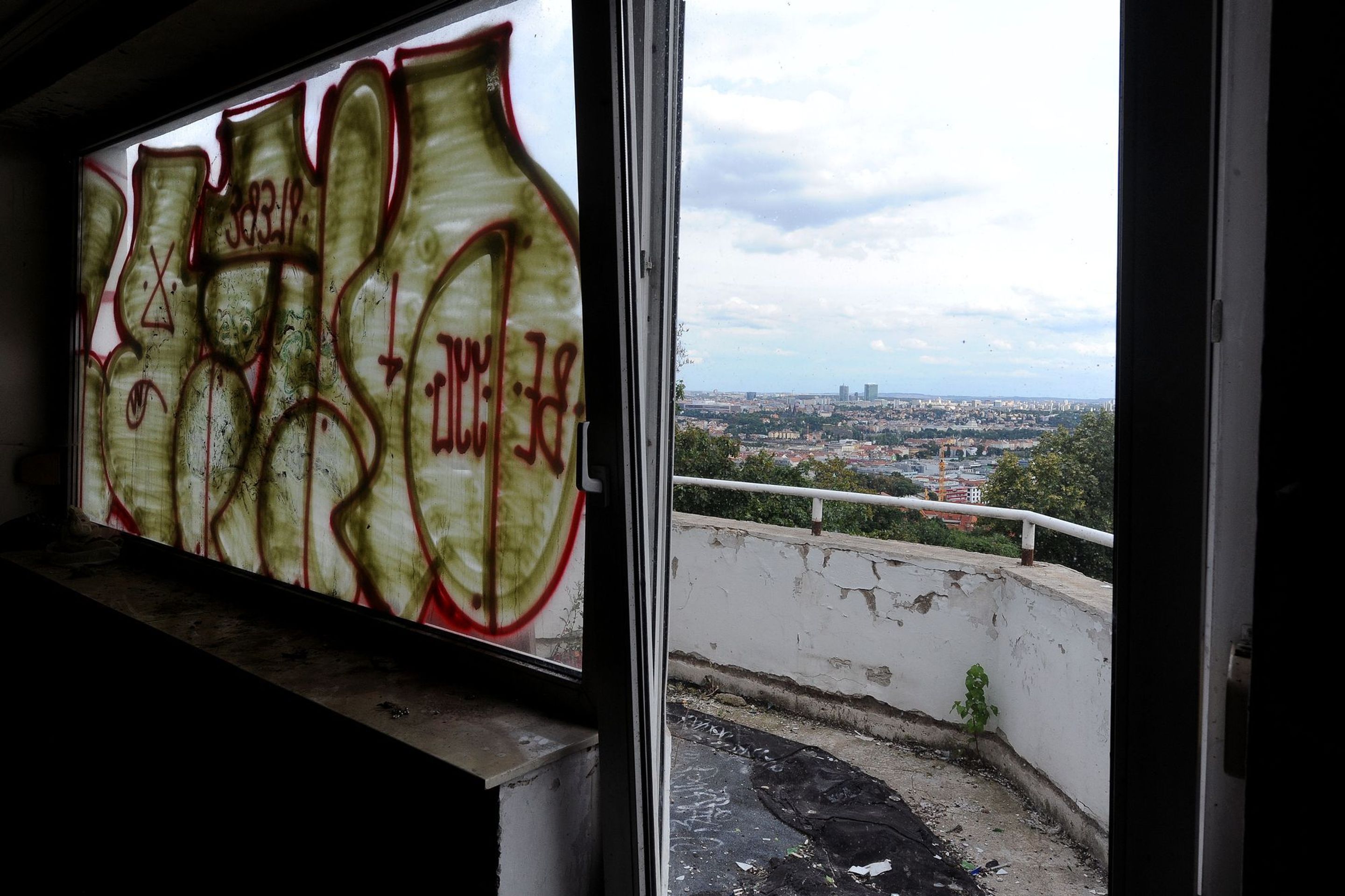 Opuštěné budovy - Hotel Vaníček - 19 - GALERIE: Zkrachovalý Hotel Vaníček (2/20)