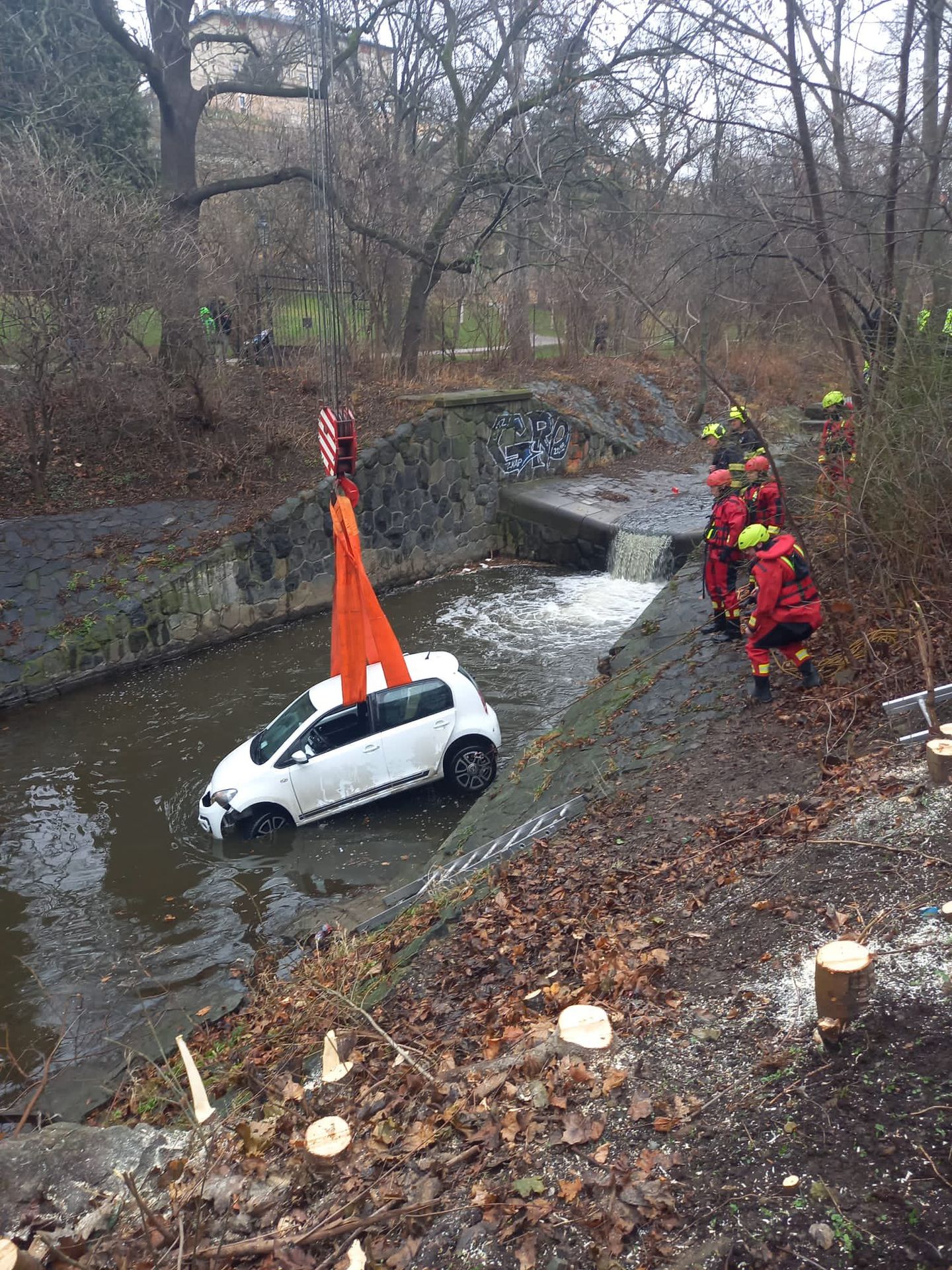 Osobní auto vjelo do Botiče ve Vršovicích (1) - Do Botiče ve Vršovicích vjelo auto (4/4)