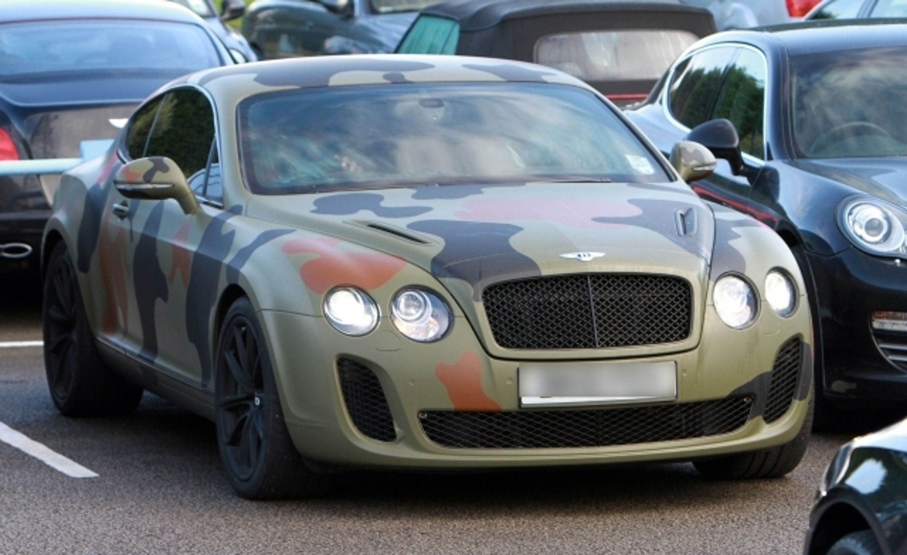 Balotelli bentley - 6 - GALERIE: Mario Balotelli a jeho bentley (2/7)
