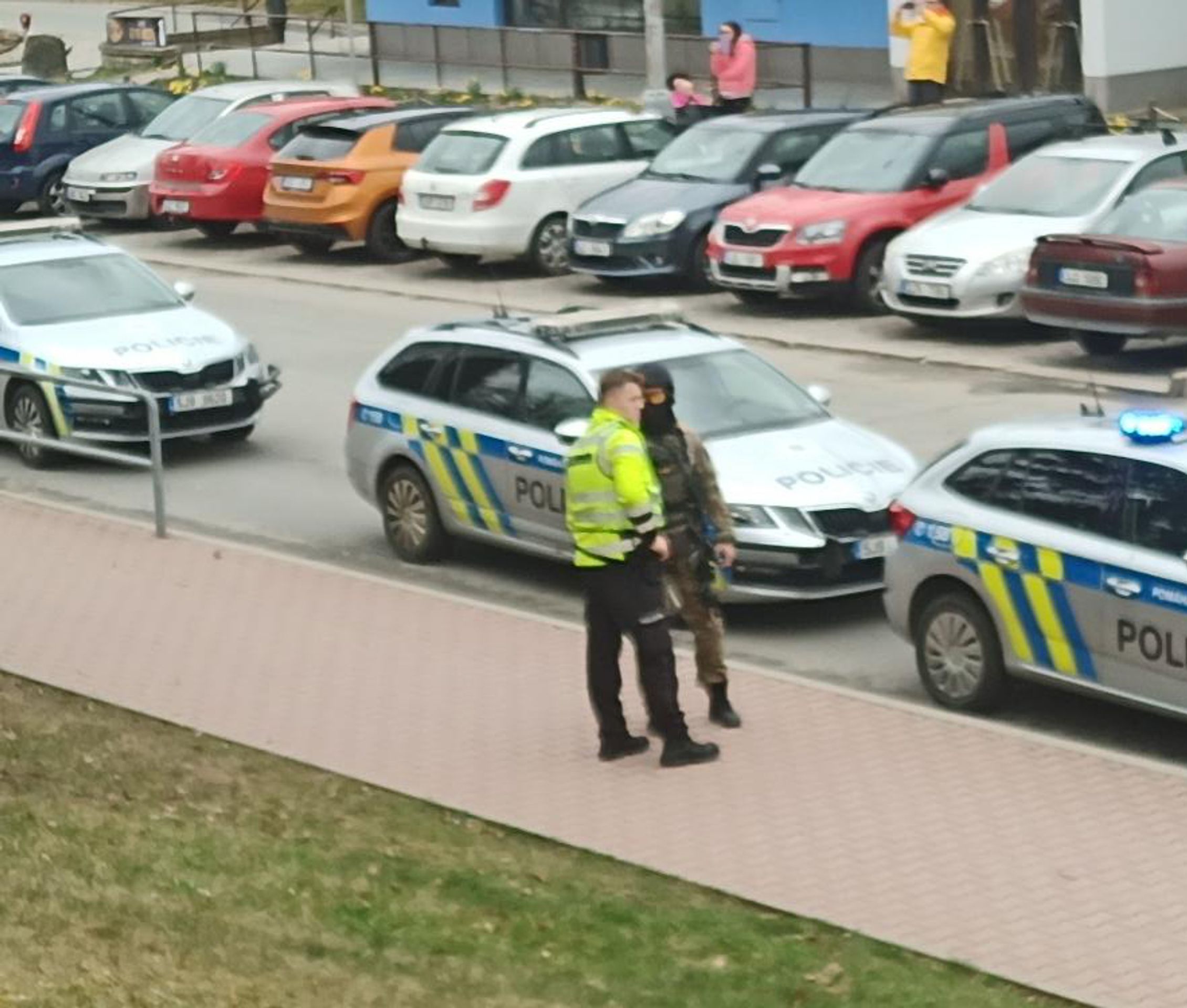 Studentka nahlásila muže se zbraní (4) - Studentka nahlásila muže se zbraní (8/12)