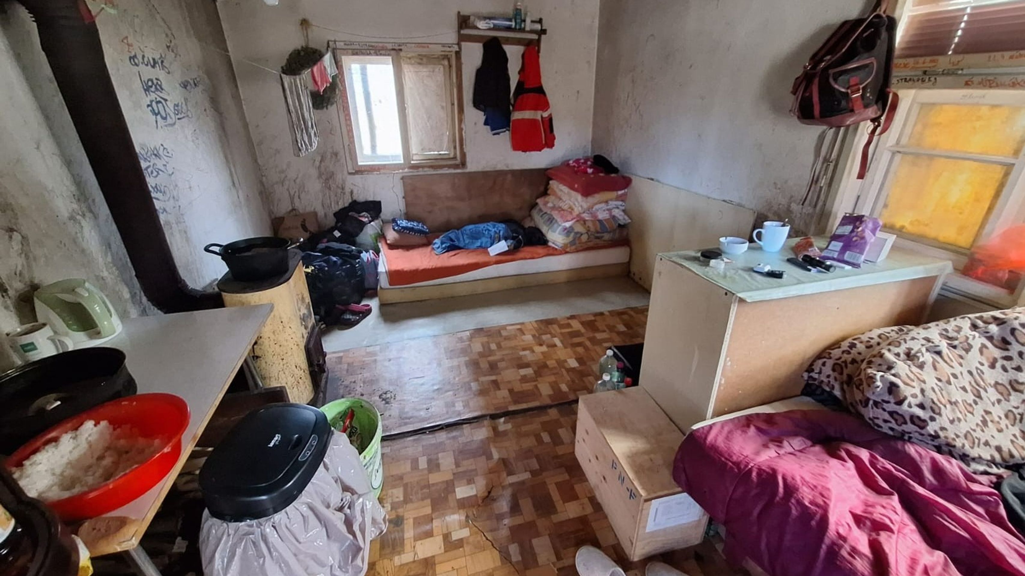 Tři malé děti v Hluboké nad Vltavou žily v otřesných podmínkách - Tři malé děti žily v otřesných podmínkách (4/4)