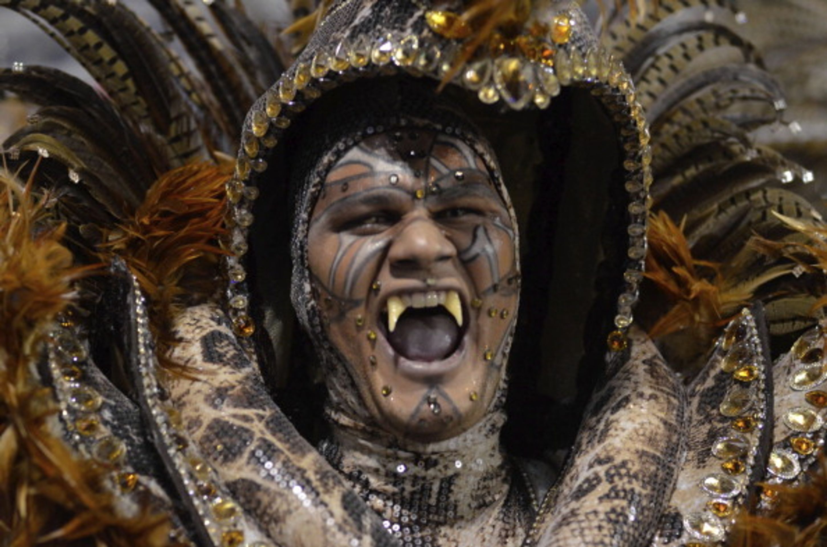 Karneval v Riu de Janeru - 2 - Brazílie žije všemi barvami. Karneval začal! (18/19)