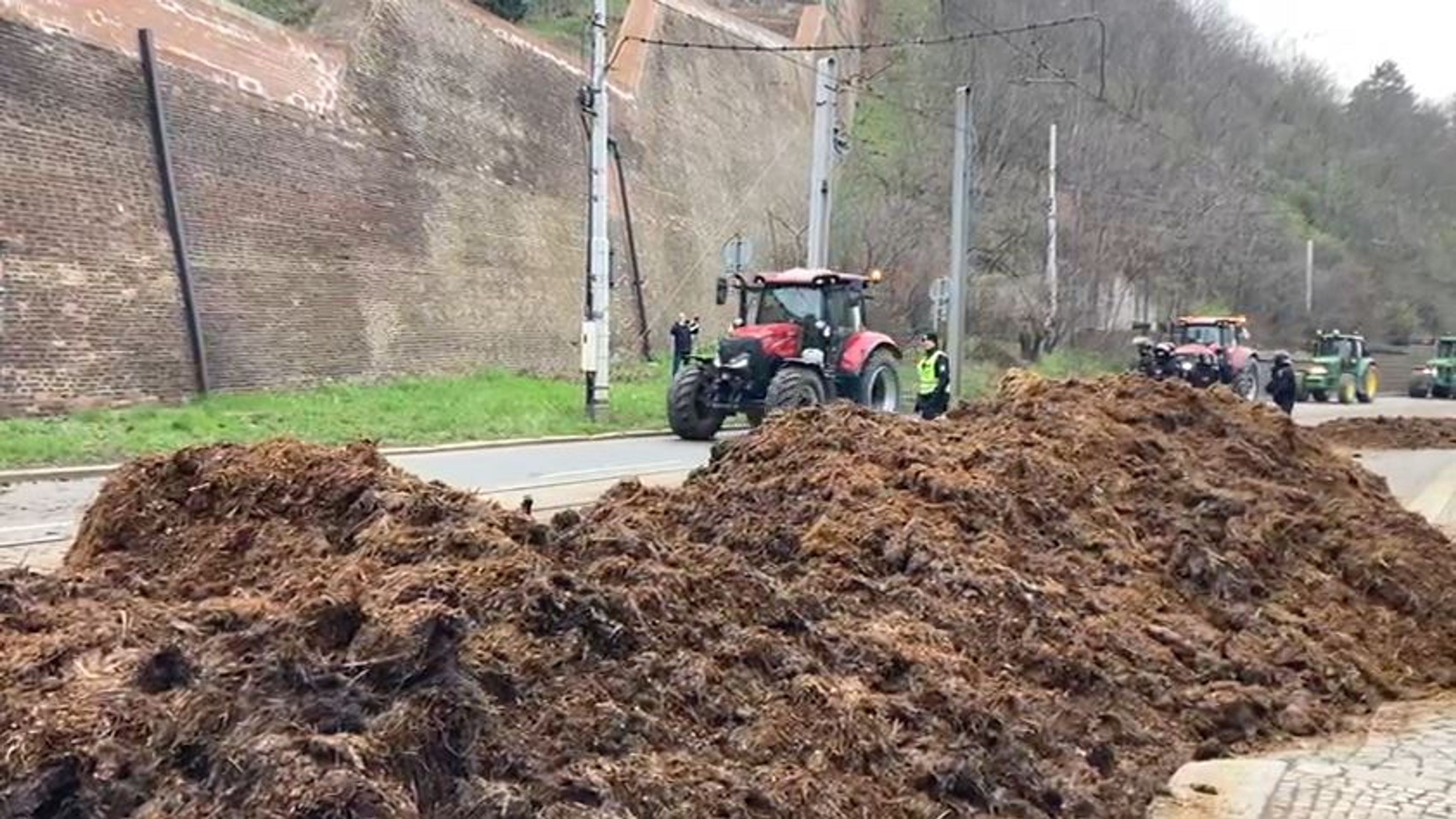 Vysypaný hnůj před Úřadem vlády - Protestující zemědělci v Praze (11/21)