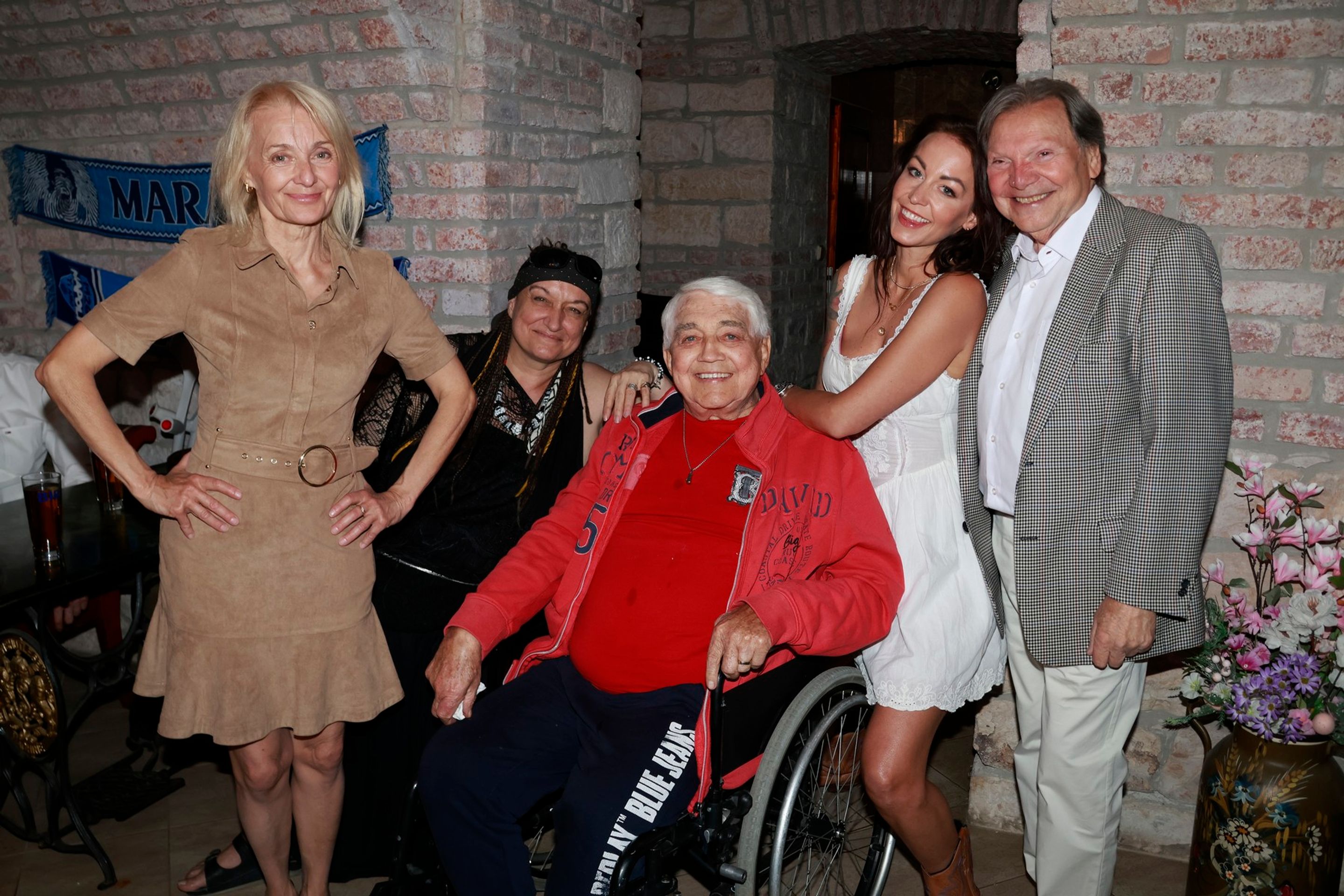 Agáta Hanychová, Veronika Žilková, Jiří Krampol, Antonín Gondolán, Bea Albrecht - Jiří Krampol na oslavě Antonína Gondolána, 13. 6. 2025 (3/7)