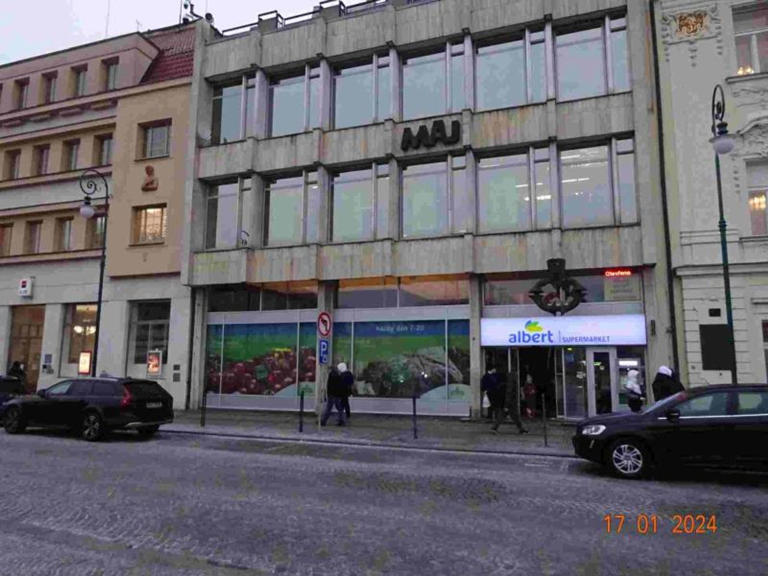 V Albertu byl uzavřen hlavní sklad (10) - V Albertu byl uzavřen hlavní sklad (10/10)