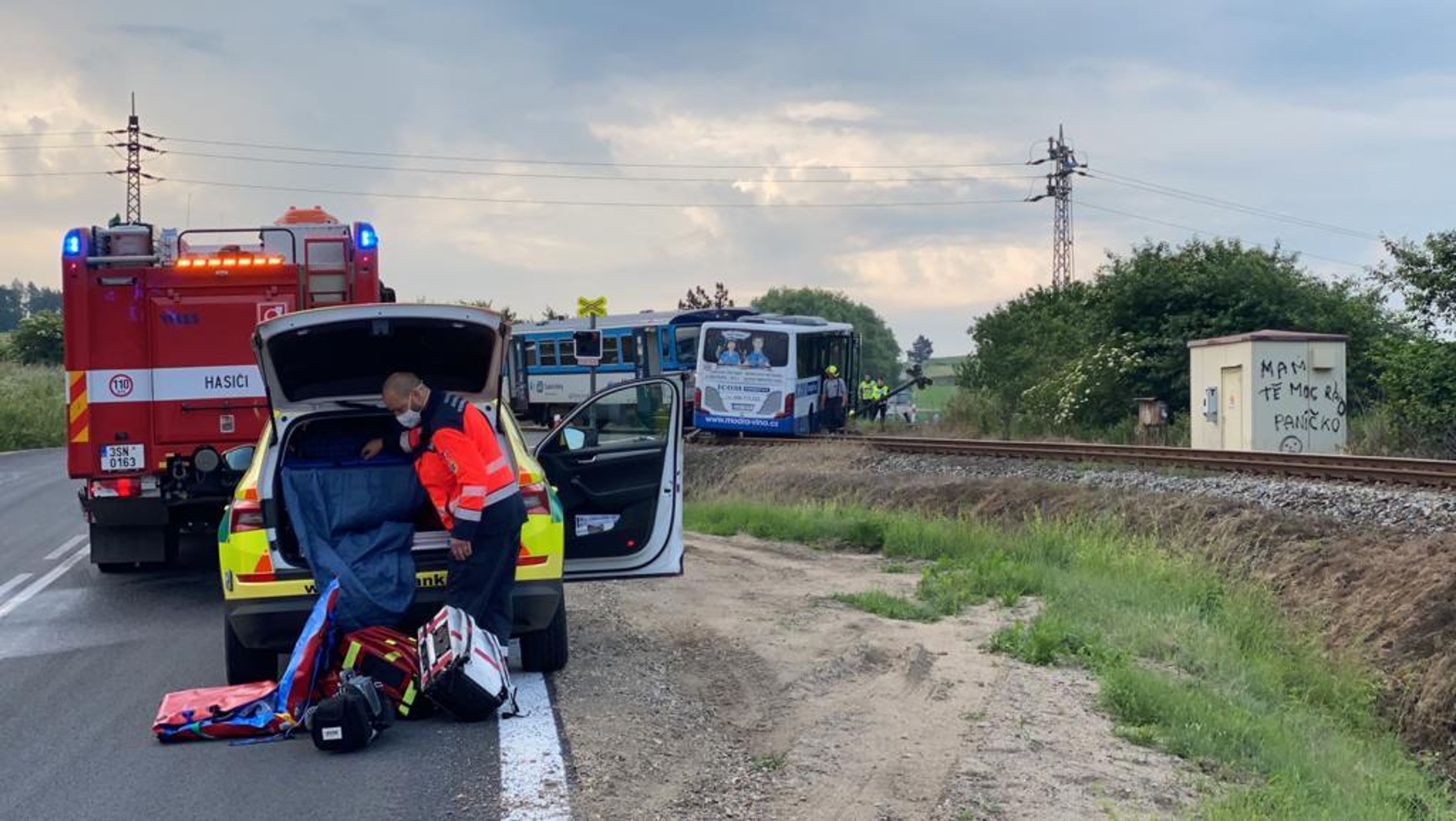 Nehoda na Benešovsku - 2 - GALERIE: Srážka autobusu s vlakem na Benešovsku (7/17)