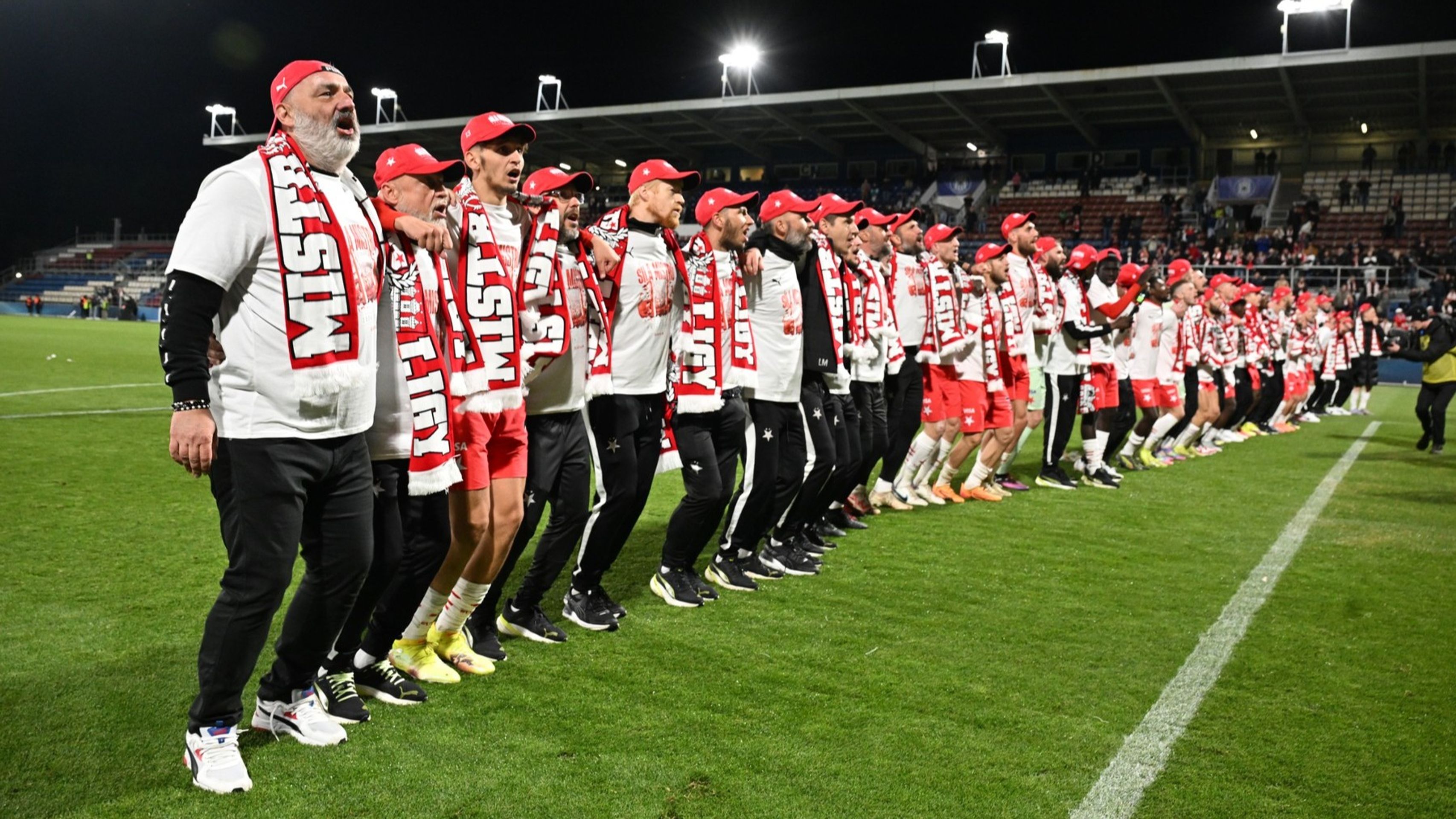 Nechyběla ani tradiční děkovačka - Slavia si v Olomouci zajistila 22. ligový titul (5/6)