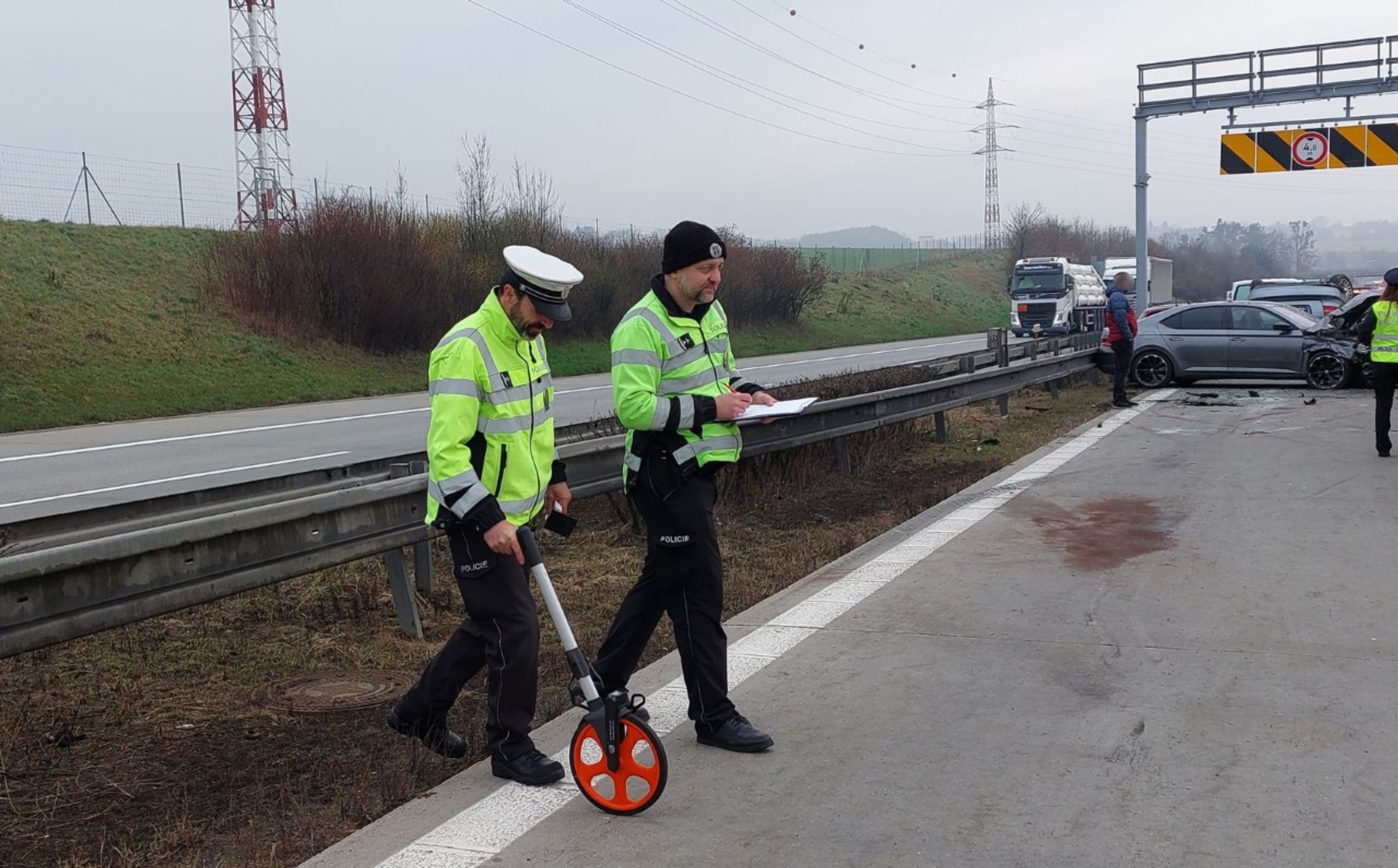 Dopravní nehoda na dálnici D1111 - Dopravní nehoda na dálnici D1 (1/11)