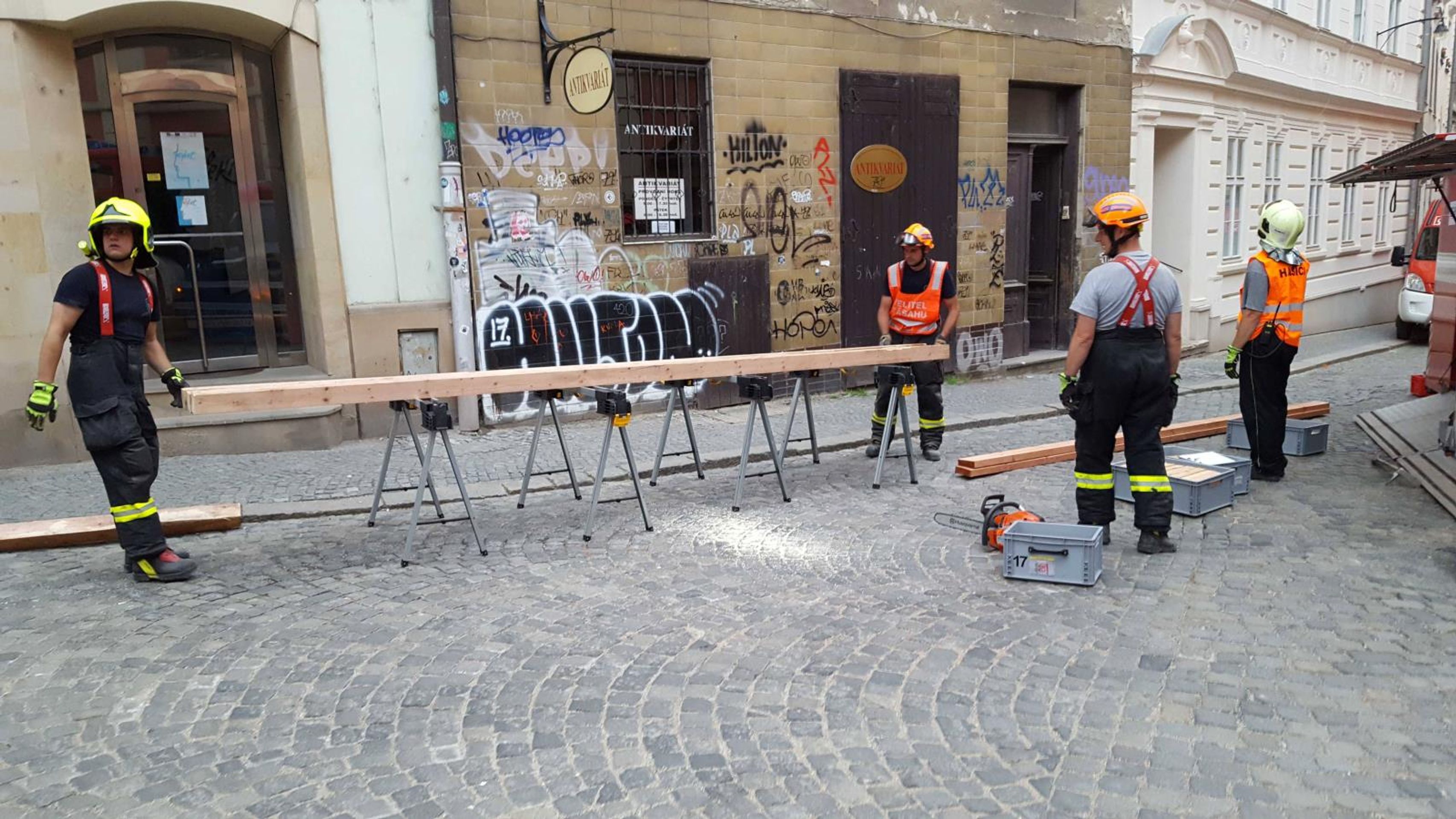 V Olomouci se pod náporem vody zřítil strop bytu 2 - GALERIE: V Olomouci se pod náporem vody zřítil strop bytu (2/7)