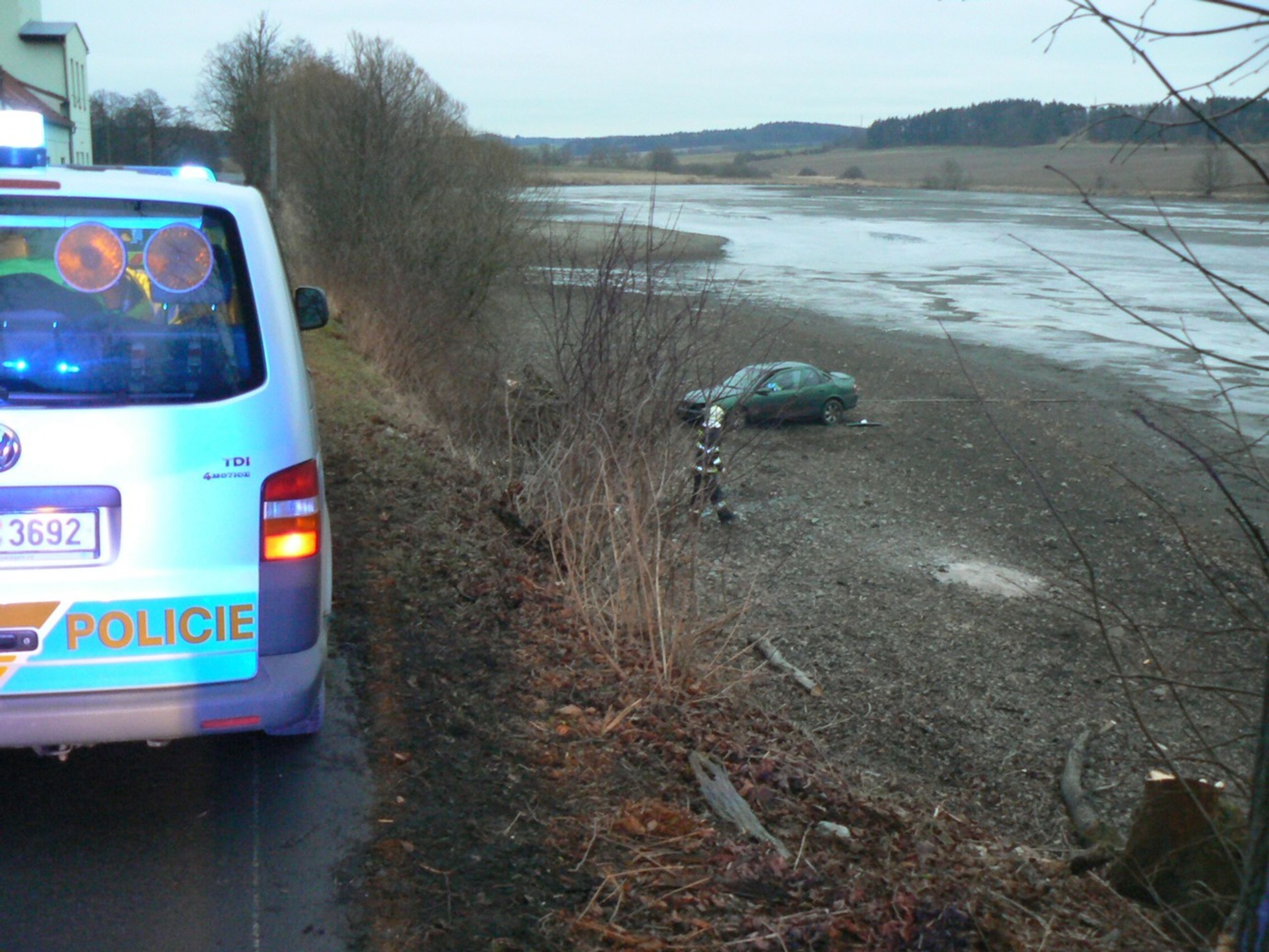 Auto skončilo v rybníce - 2 - GALERIE: Auto skončilo v rybníce (2/5)