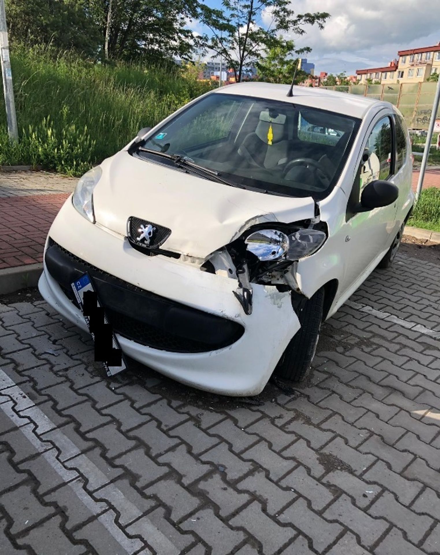 Bouračka v ulici Dobrovolného 2 - GALERIE: Automobil v Praze naboural další čtyři vozidla (2/3)