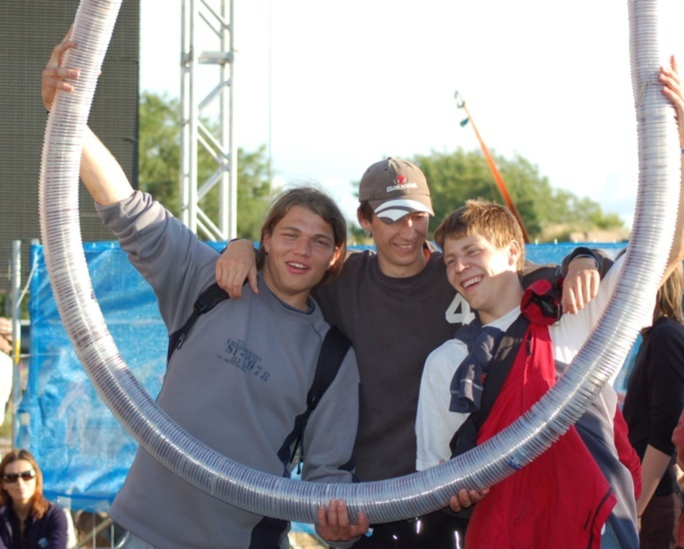 Rock for People 2007: za dva odevzdané kelímky inkasovali sběrači jednu korunu.  - Ani s kostrou na pódiu moc parády nenadělali - fotogalerie (15/15)