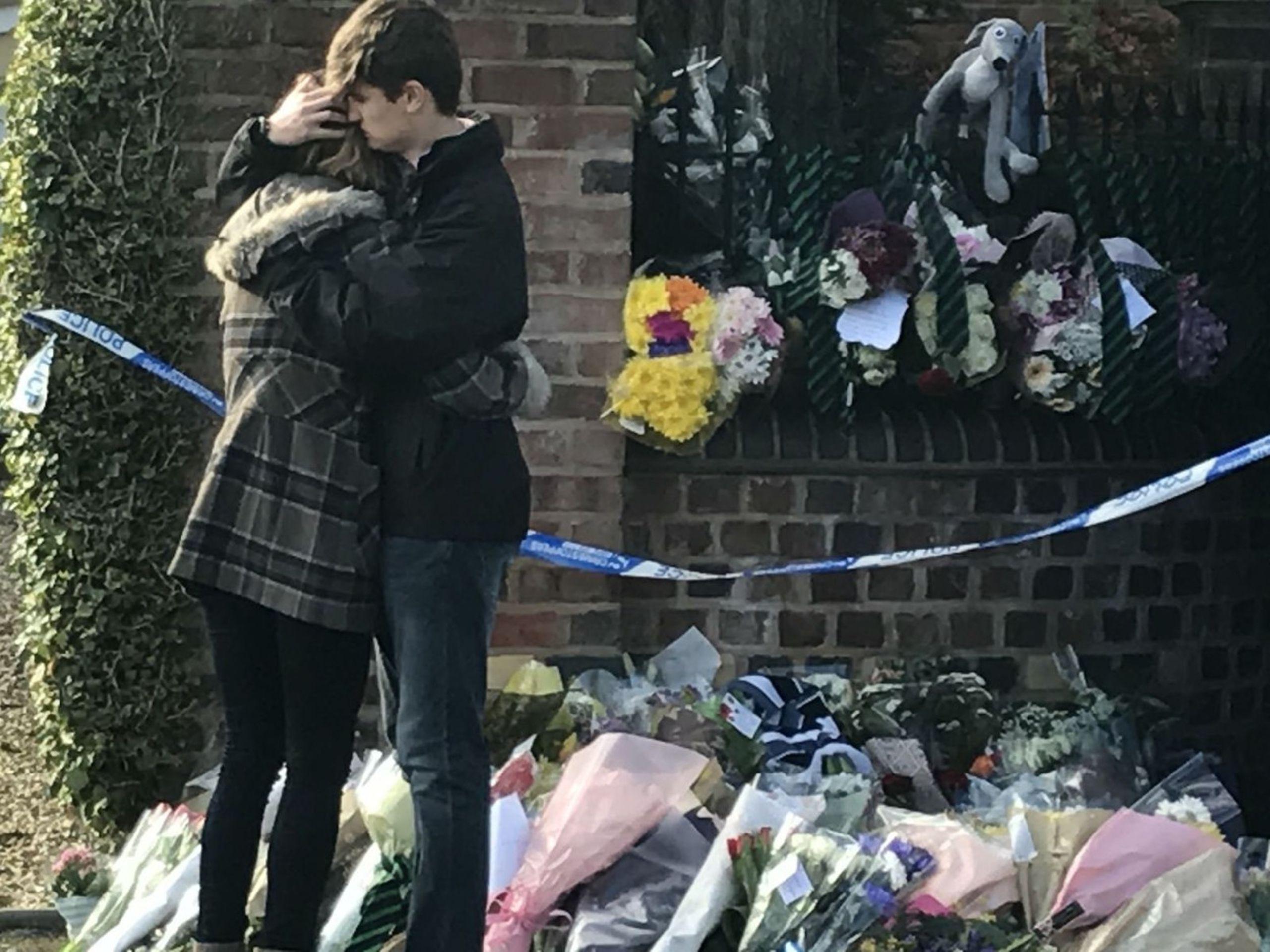 Dvě vraždy a pokus o vraždu v Stourbridge - loučení se s obětmi - GALERIE: Bezdomovec ubodal matku se synem, kteří mu poskytli pomoc (4/6)