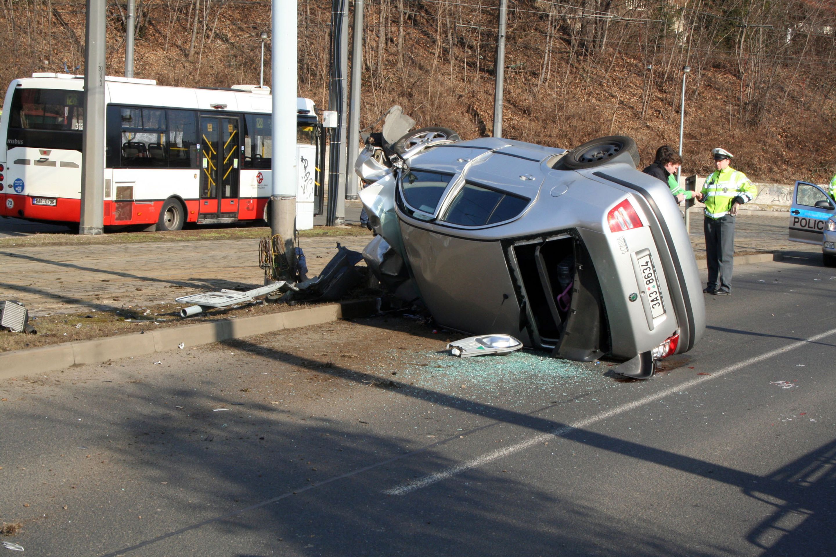 Nabourané auto - Hlubočepy - 4 - GALERIE - nabourané auto (2/5)