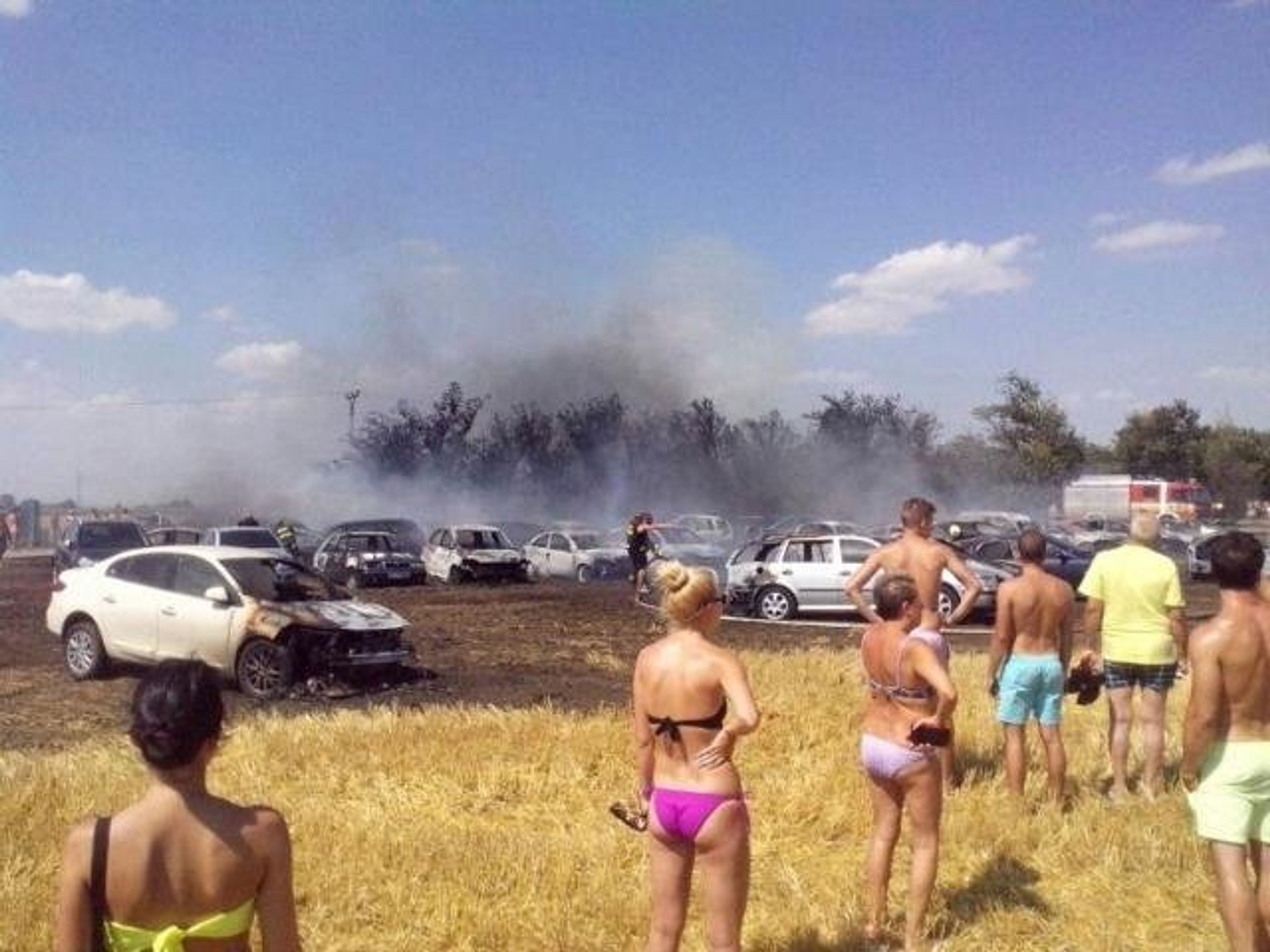 Požár aut na koupališti Vincov les - 4 - Galerie: Požár aut na koupališti Vincov les (1/4)