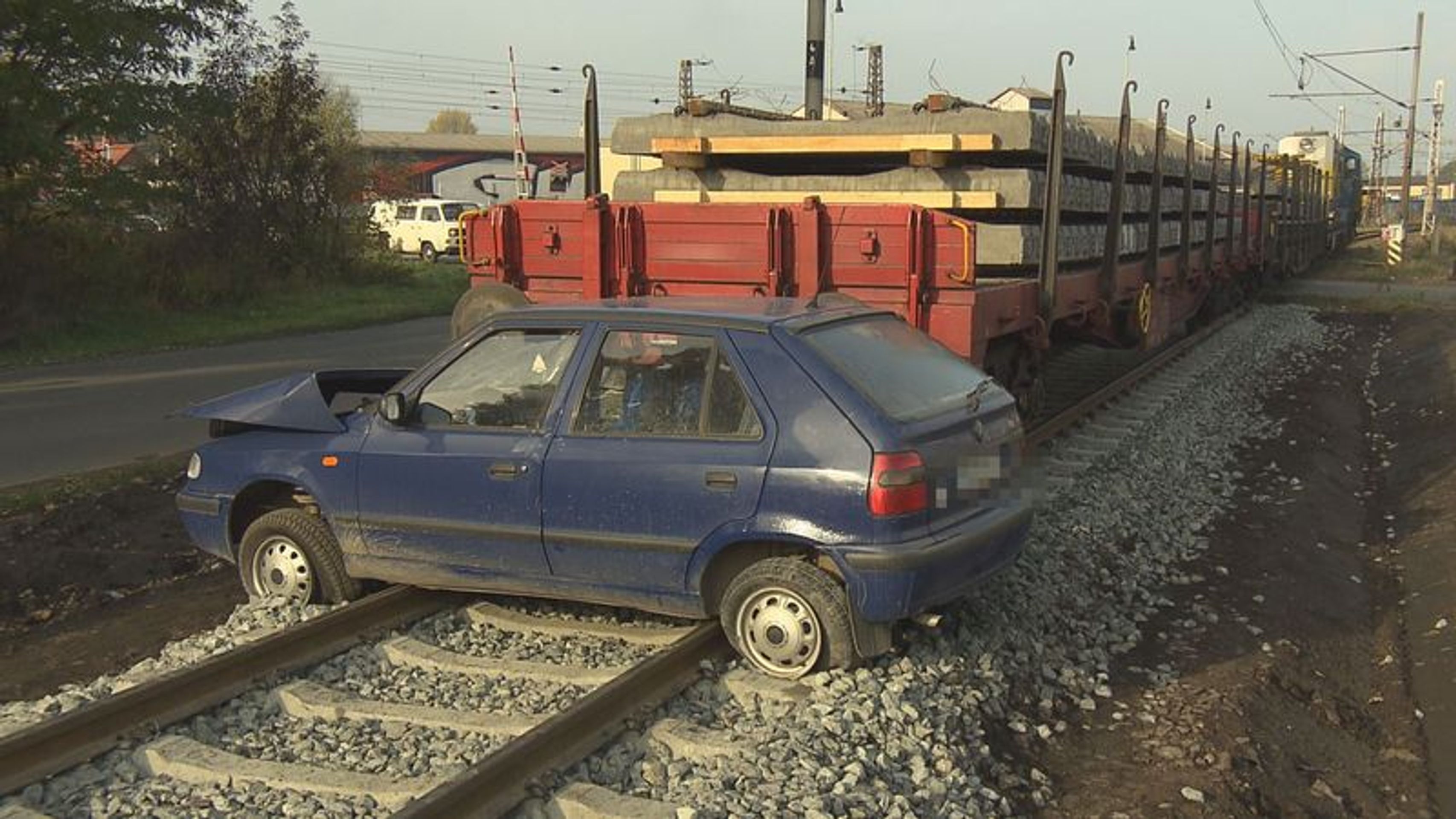 Nehoda na železničním přejezdu v Mělníku - GALERIE: Nehoda automobilu a nákladního vlaku na přejezdu (5/5)
