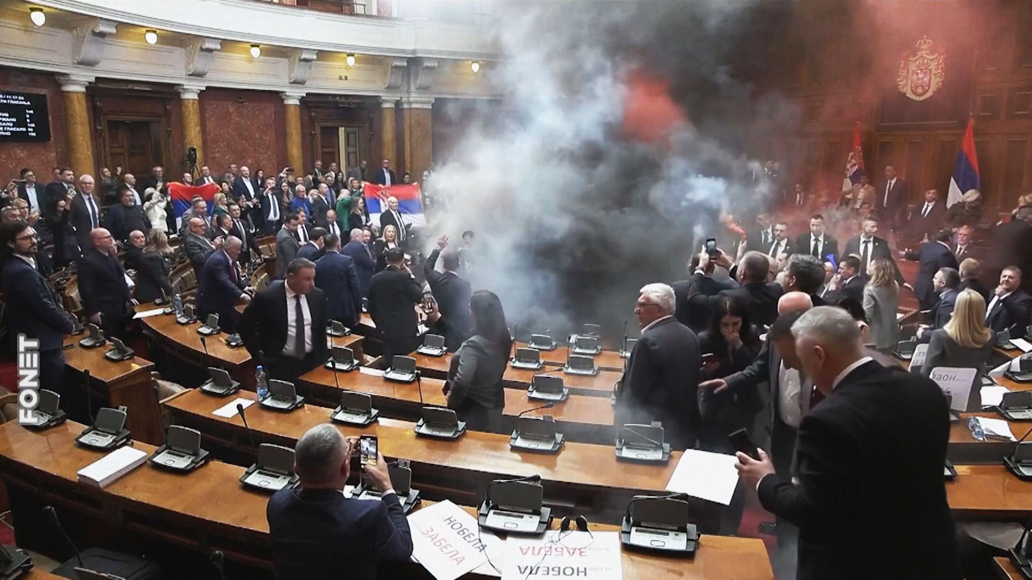 Debata srbského parlamentu se zvrhla (4) - Debata srbského parlamentu se zvrhla (4/4)