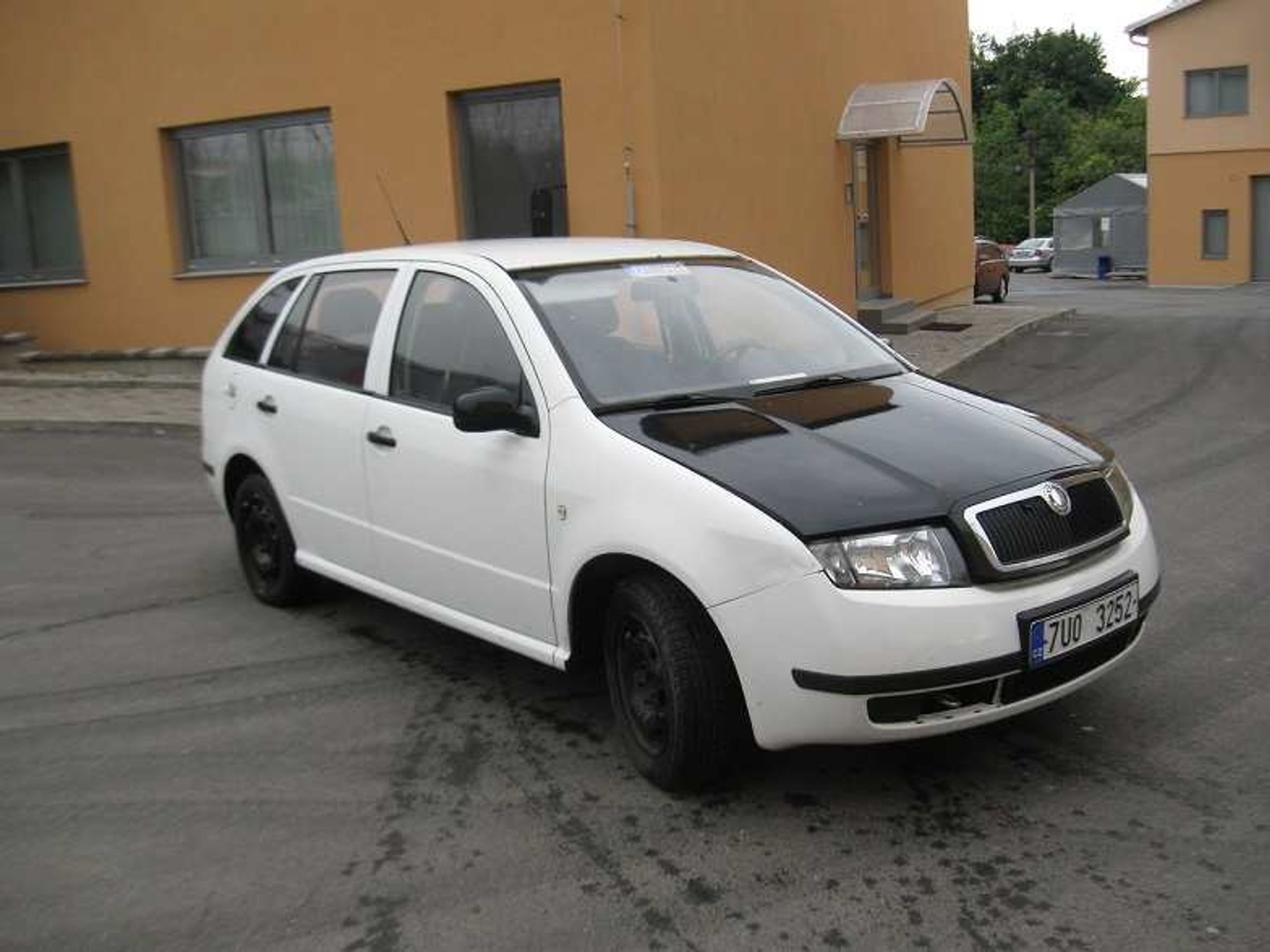 Dražba aut 19.6. 2015 - Škoda Fabia, 17 000 Kč - GALERIE: Dražba aut 19.6. 2015 (15/23)