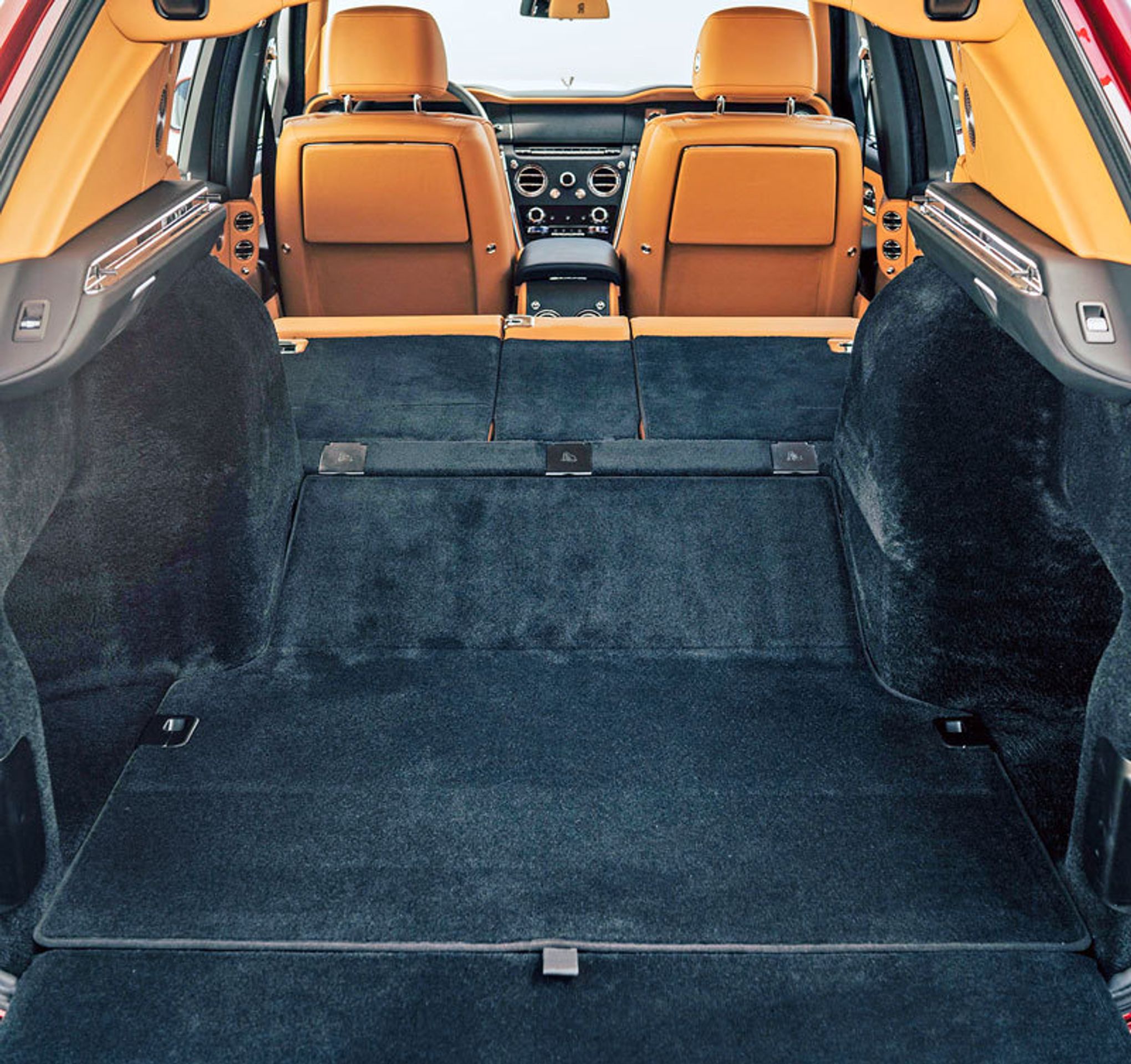 Rolls-Royce Cullinan - 24 - Fotogalerie: Rolls Royce ukázal nejluxusnější SUV všech dob (14/14)