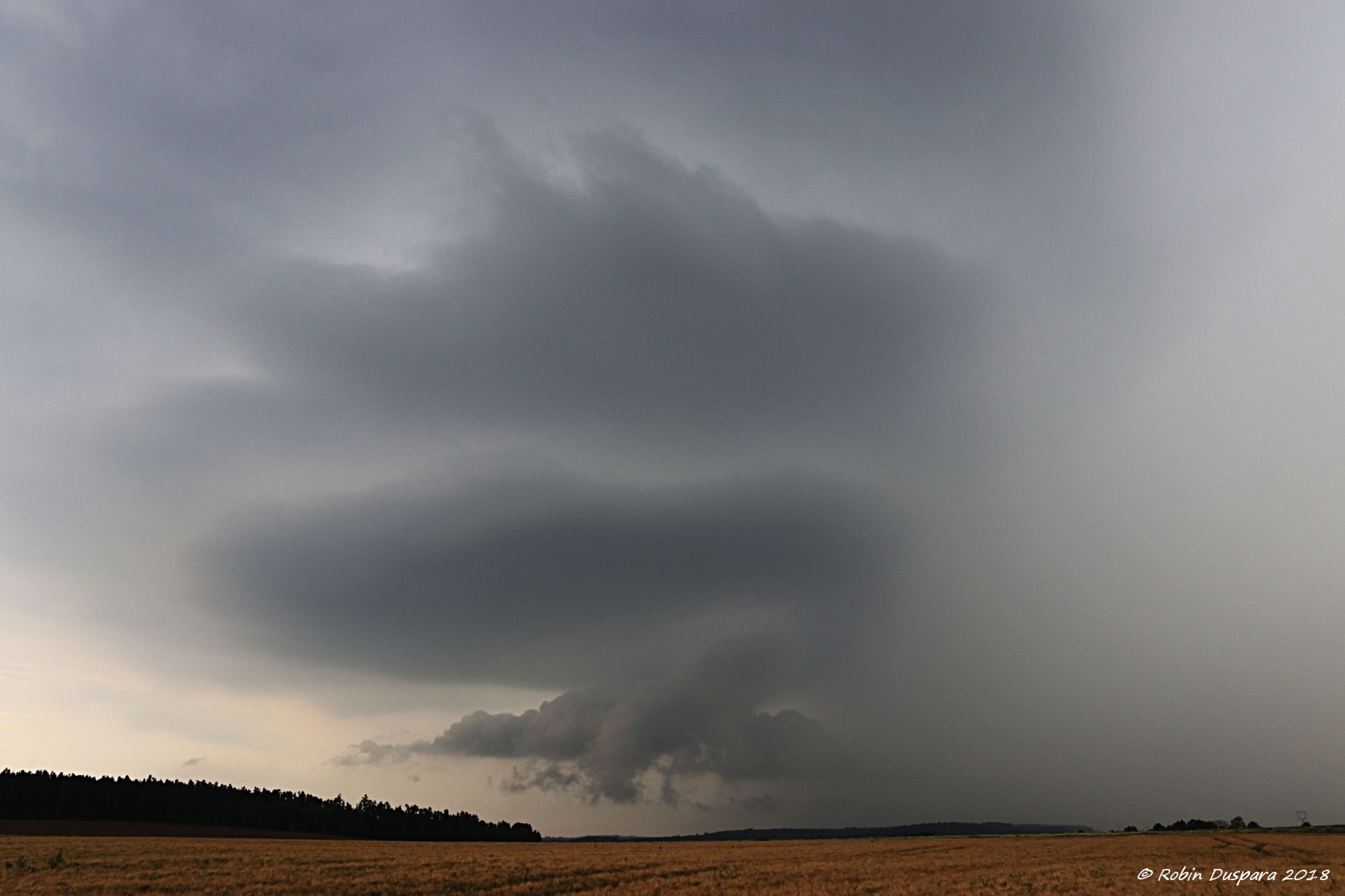 První supercela u Boru v západních Čechách s výraznou rotující mezocyklonou a stěnovým oblakem (wall cloud) - GALERIE: Supercely v západních a jihozápadních Čechách a noční MCS (1/5)