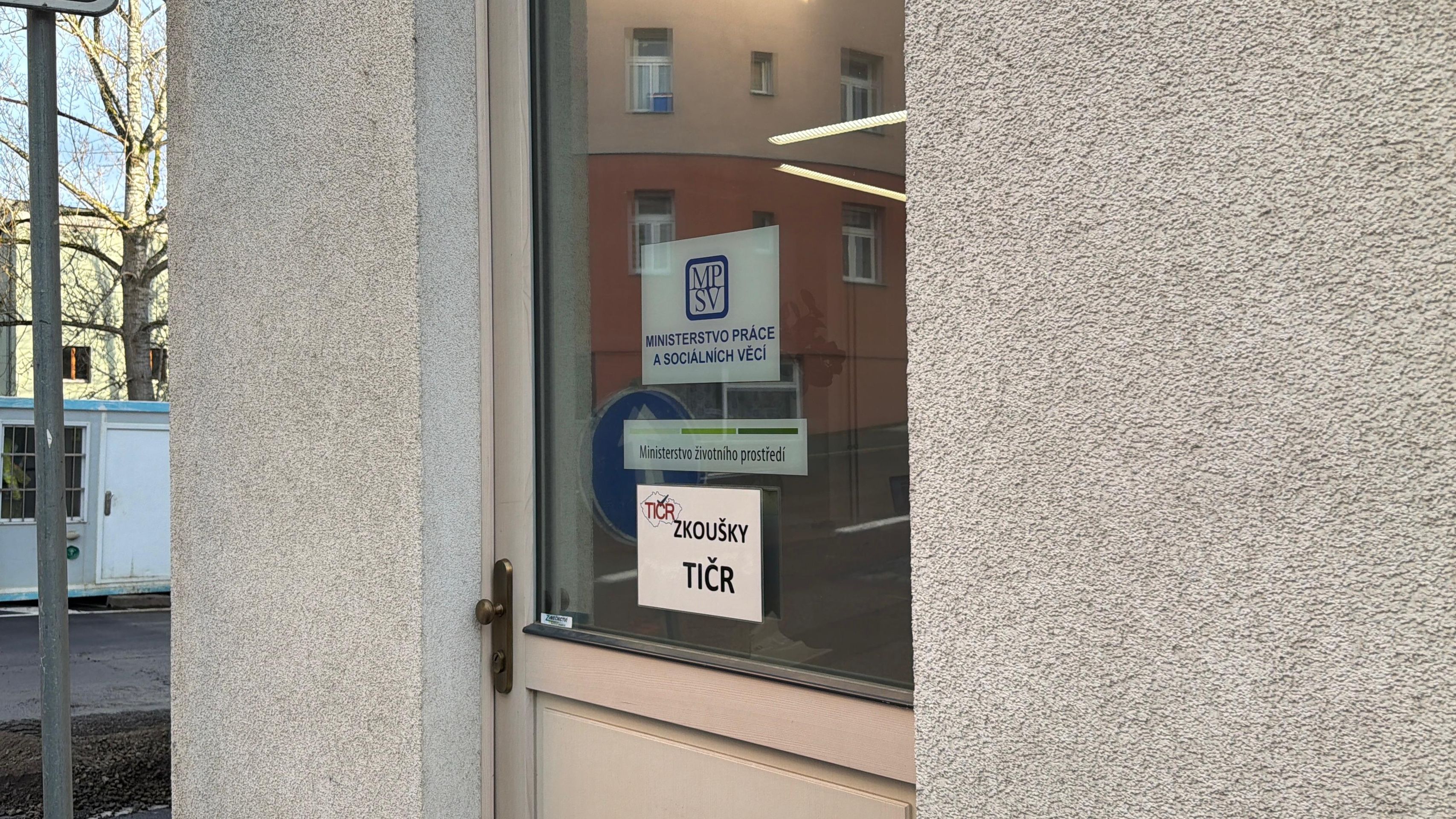 Policejní zásah na Technické inspekci ČR - Policejní zásah na Technické inspekci ČR (3/5)