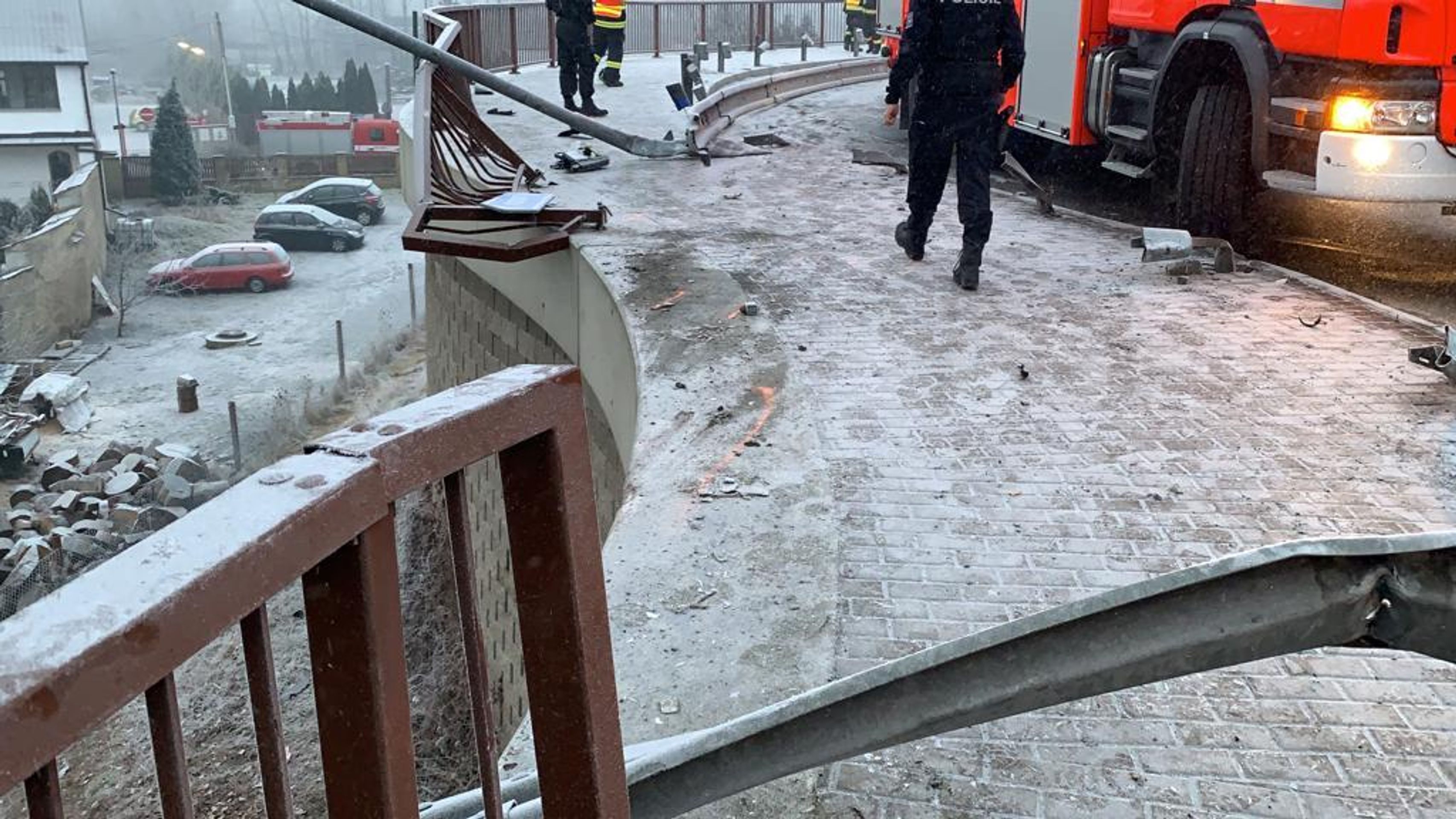 Vážná nehoda autobusu v Mělníku - 8 - GALERIE: V Mělníku se zřítil autobus z mostu (8/9)