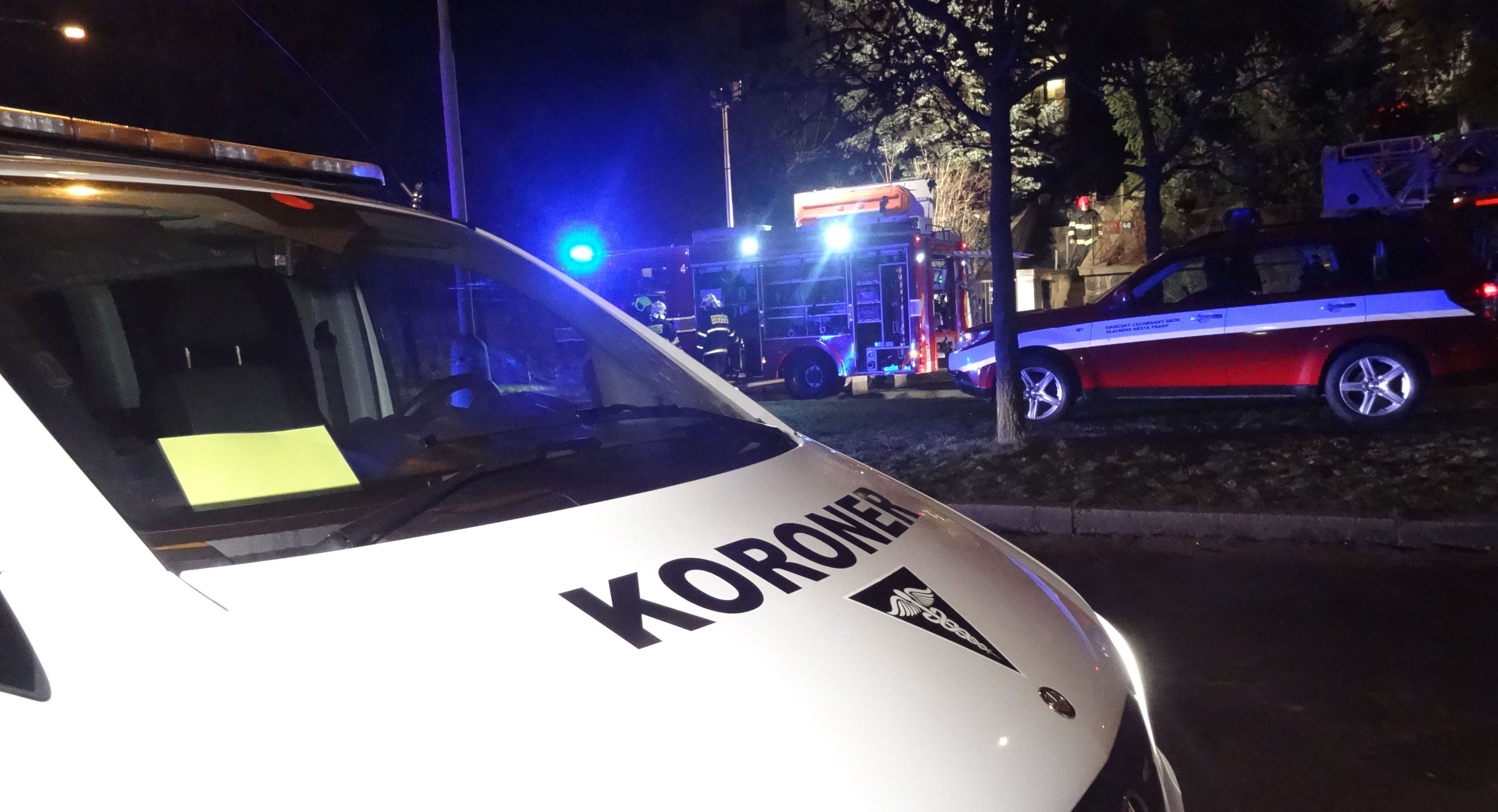 Uhořelá těla přijel ohledat koroner - GALERIE: V domě v Záběhlicích uhořela matka s dítětem (1/4)