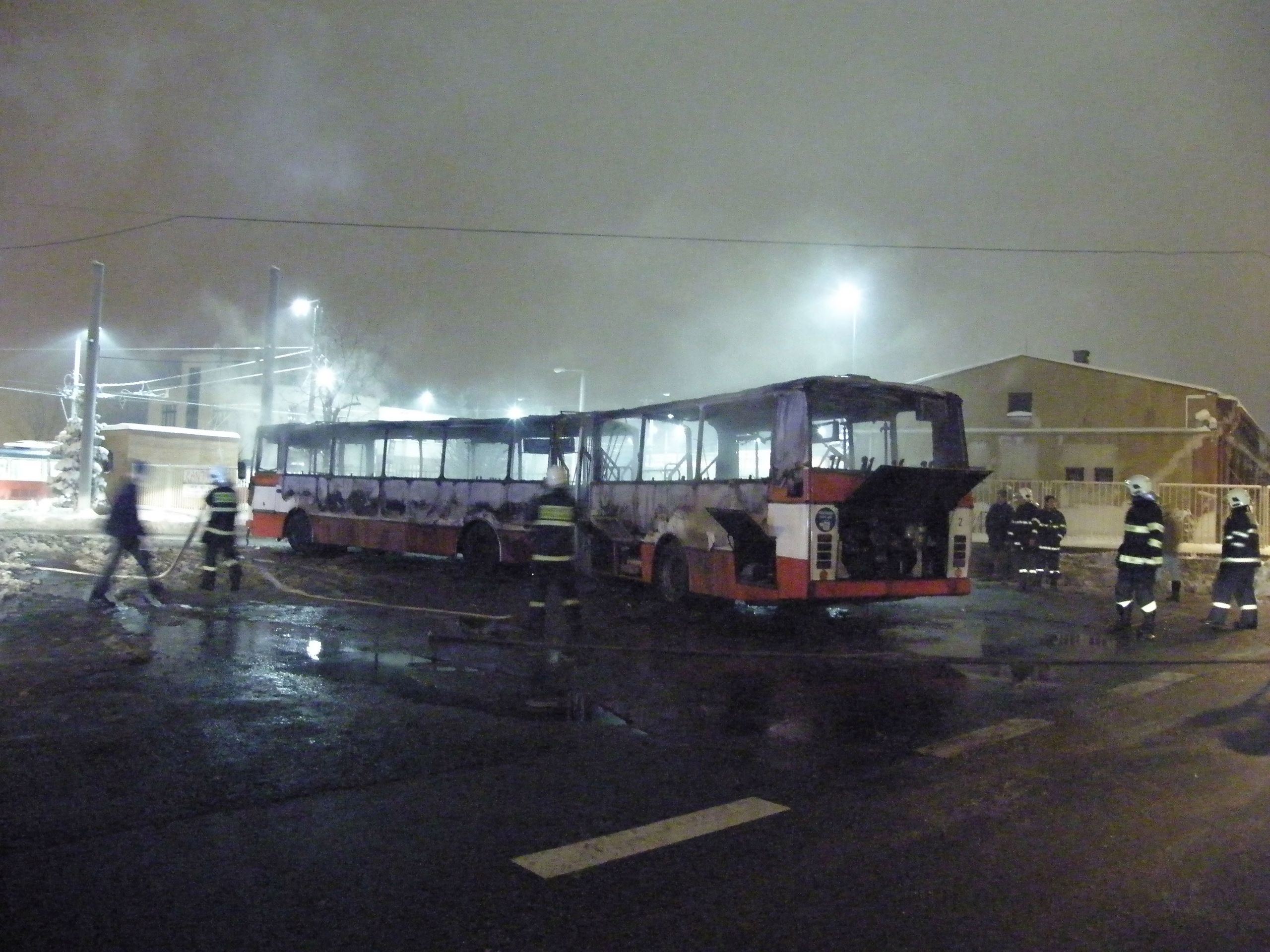V pražských Kobylisích téměř shořel autobus MHD-1 - GALERIE: v pražských Kobylisích téměř shořel autobus MHD (4/4)