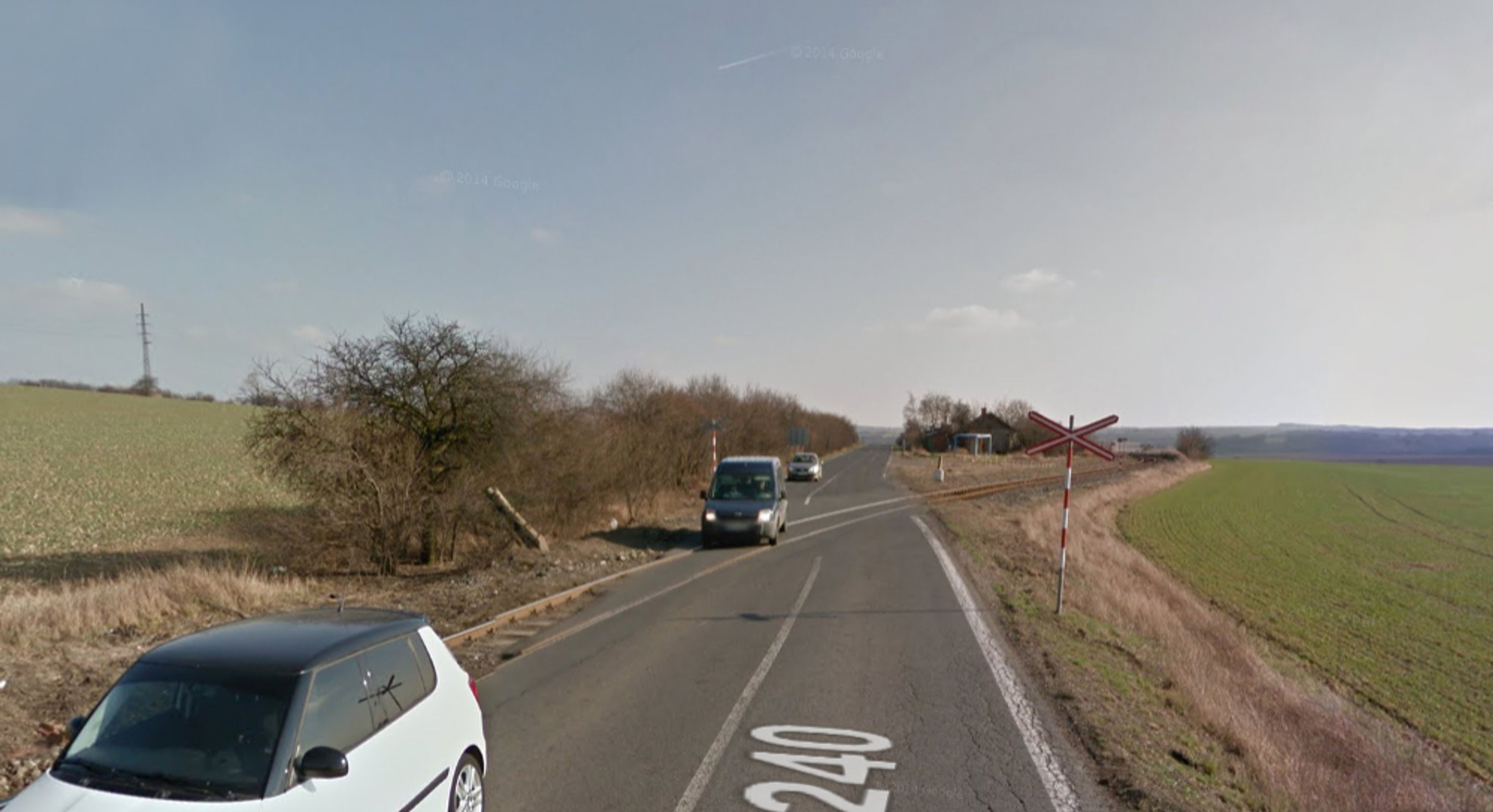 Nebezpečné přejezdy: P 2106, Kralupy nad Vltavou - Velvary, Středočeský kraj - přejezd bez světel, ŘEŠENÍ: se závorami. DŮVOD: Frekventovaný přejezd, velký provoz, nehoda v roce 2015 - GALERIE: Nebezpečné přejezdy - Středočeský kraj, Vysočina (2/16)