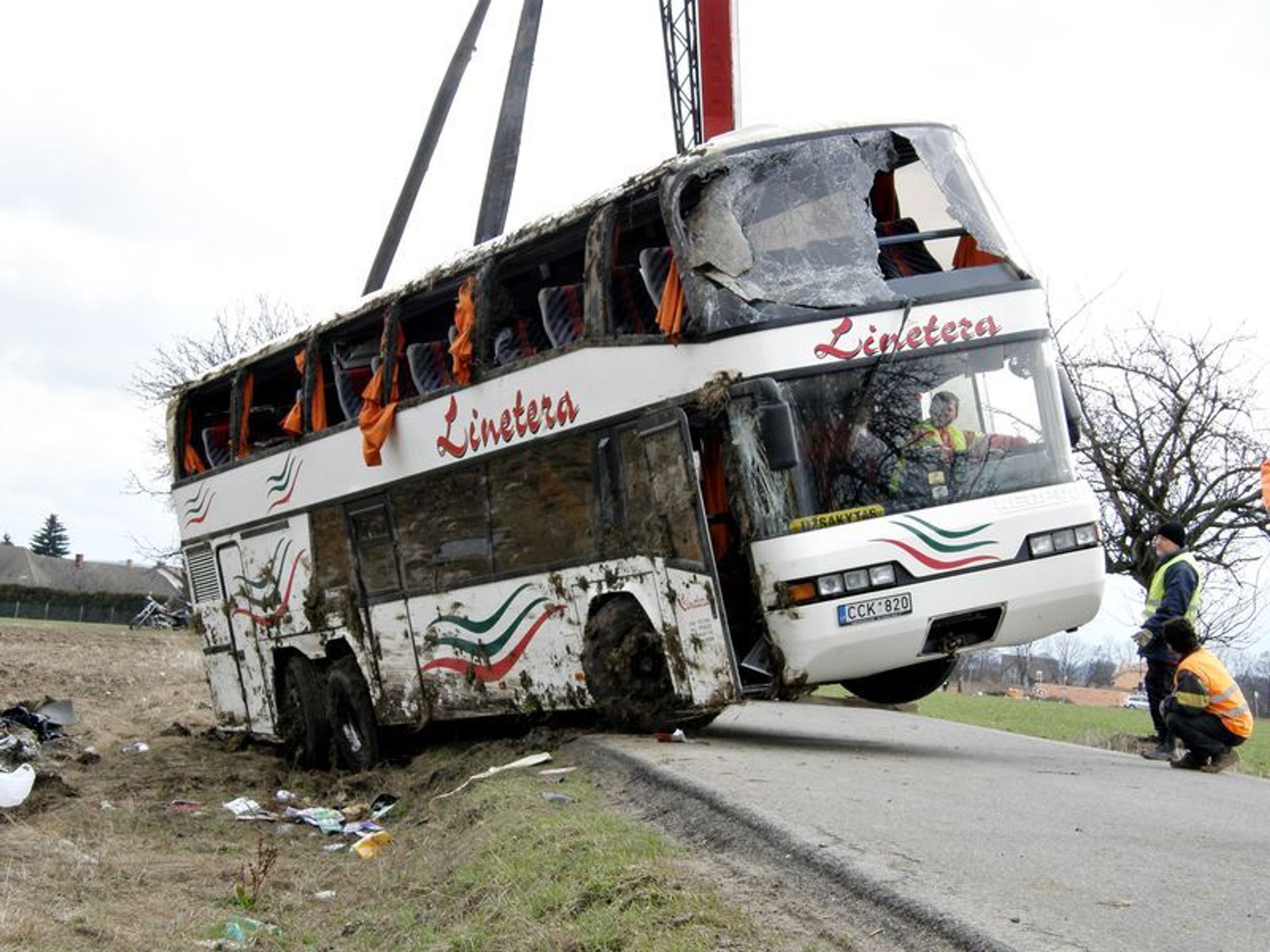 Nehoda autobusu u Říčan - Fotogalerie - Nehoda autobusu v Říčanech u Prahy (3/4)