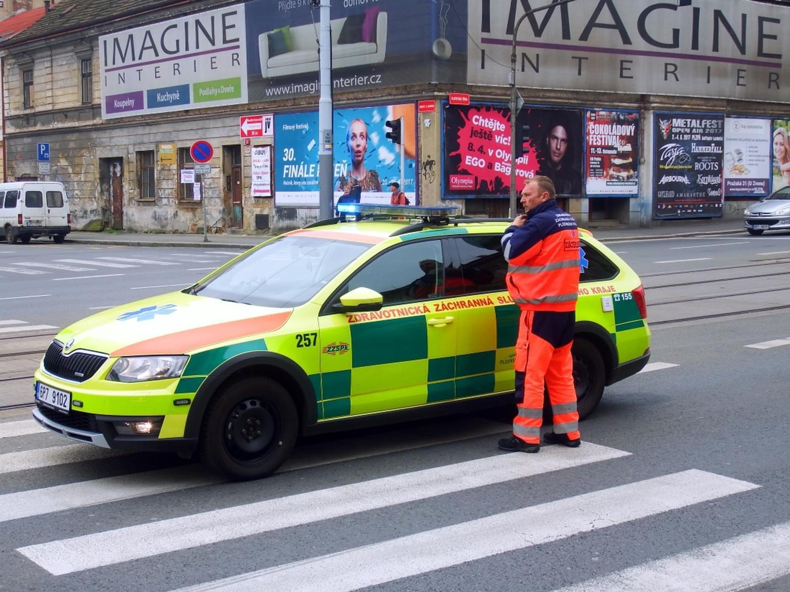 Muže srazilo auto, když dobíhal tramvaj - 2 - GALERIE: Muže srazilo auto, když dobíhal tramvaj (2/9)