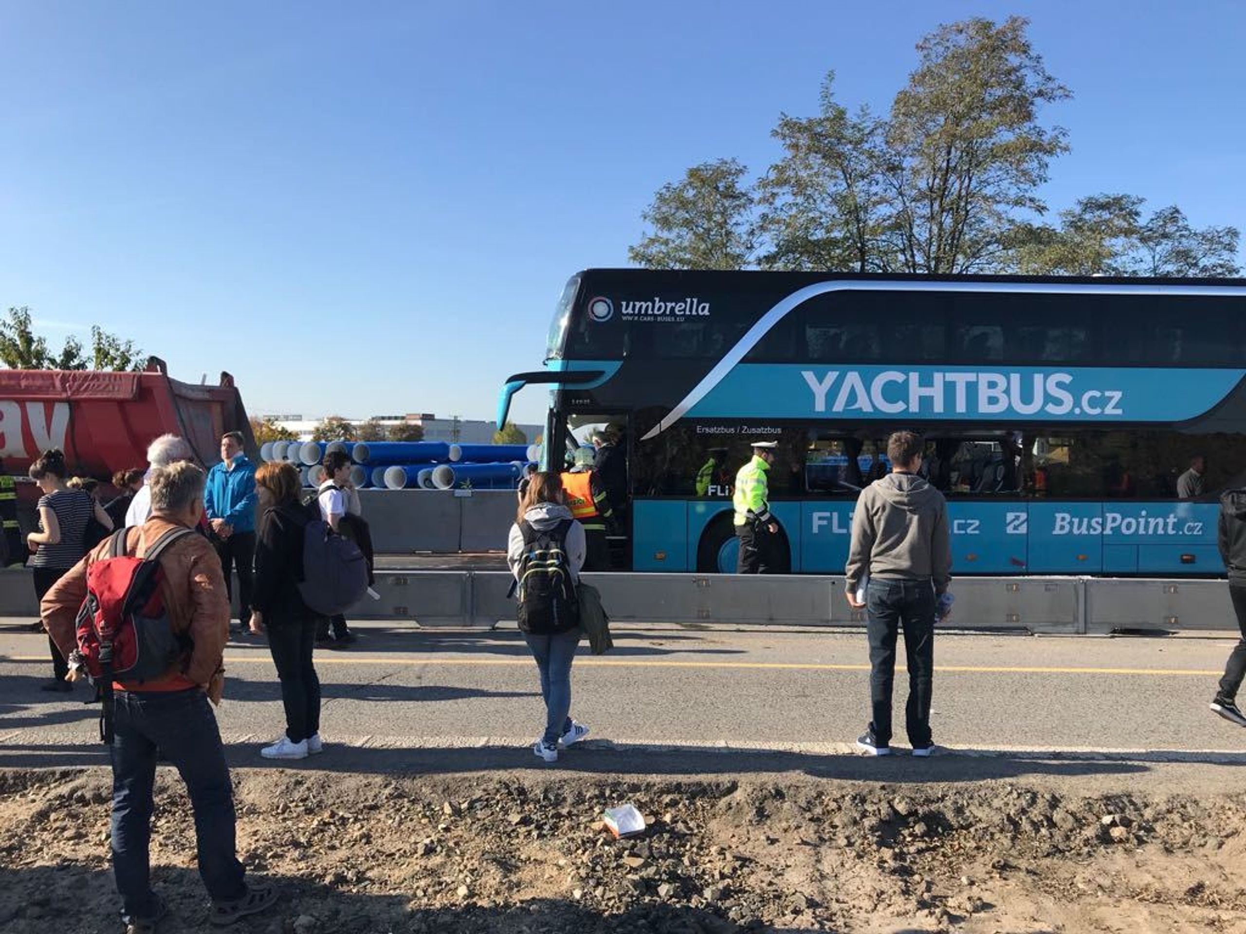 Nehoda na dálnici D8 - 3 - GALERIE: Nehoda autobusu a kamionu (1/13)
