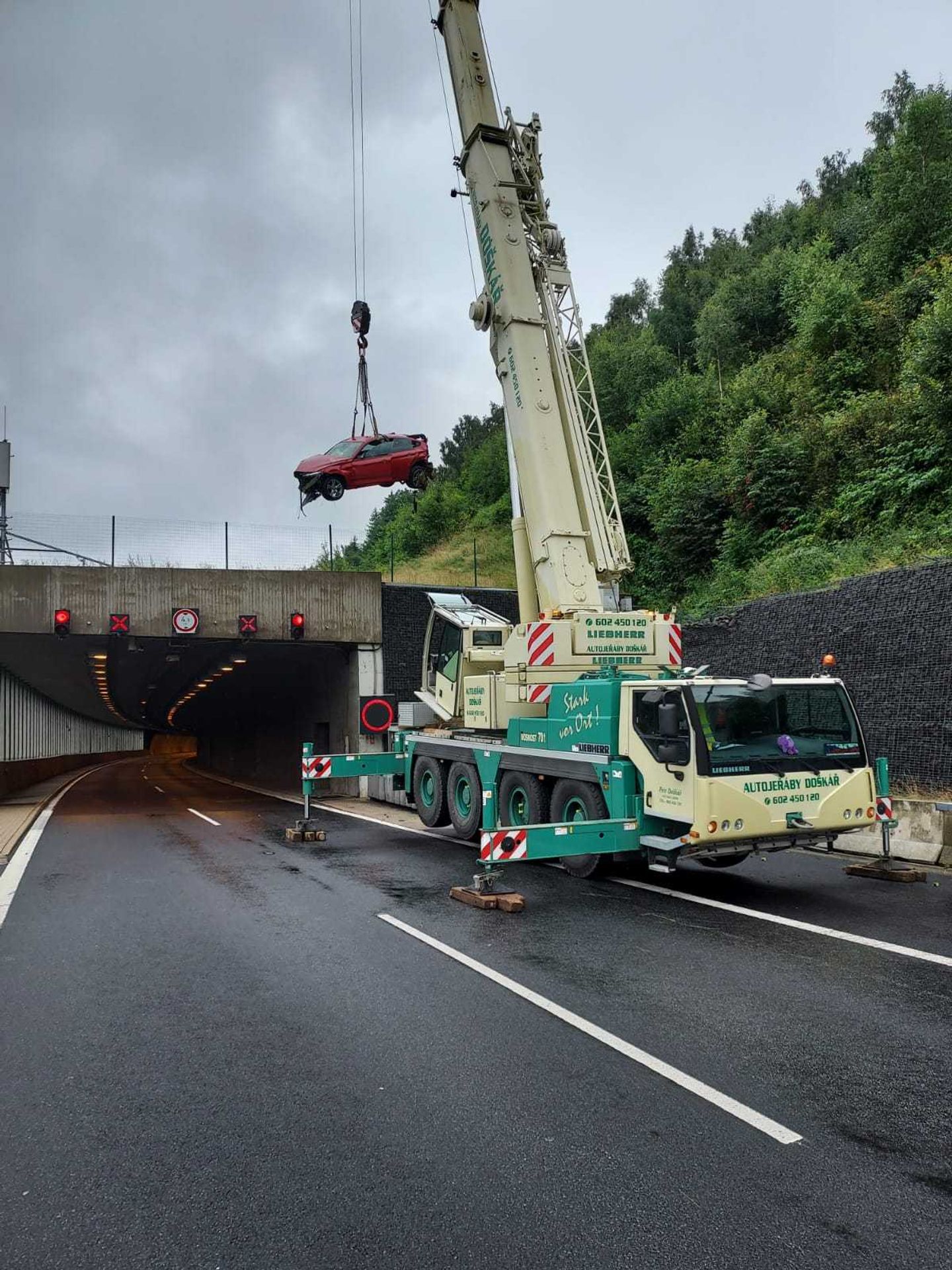 Odstraňování auta z tunelu na D8 - 1 - GALERIE: Nedělní dopravní nehody (5/5)
