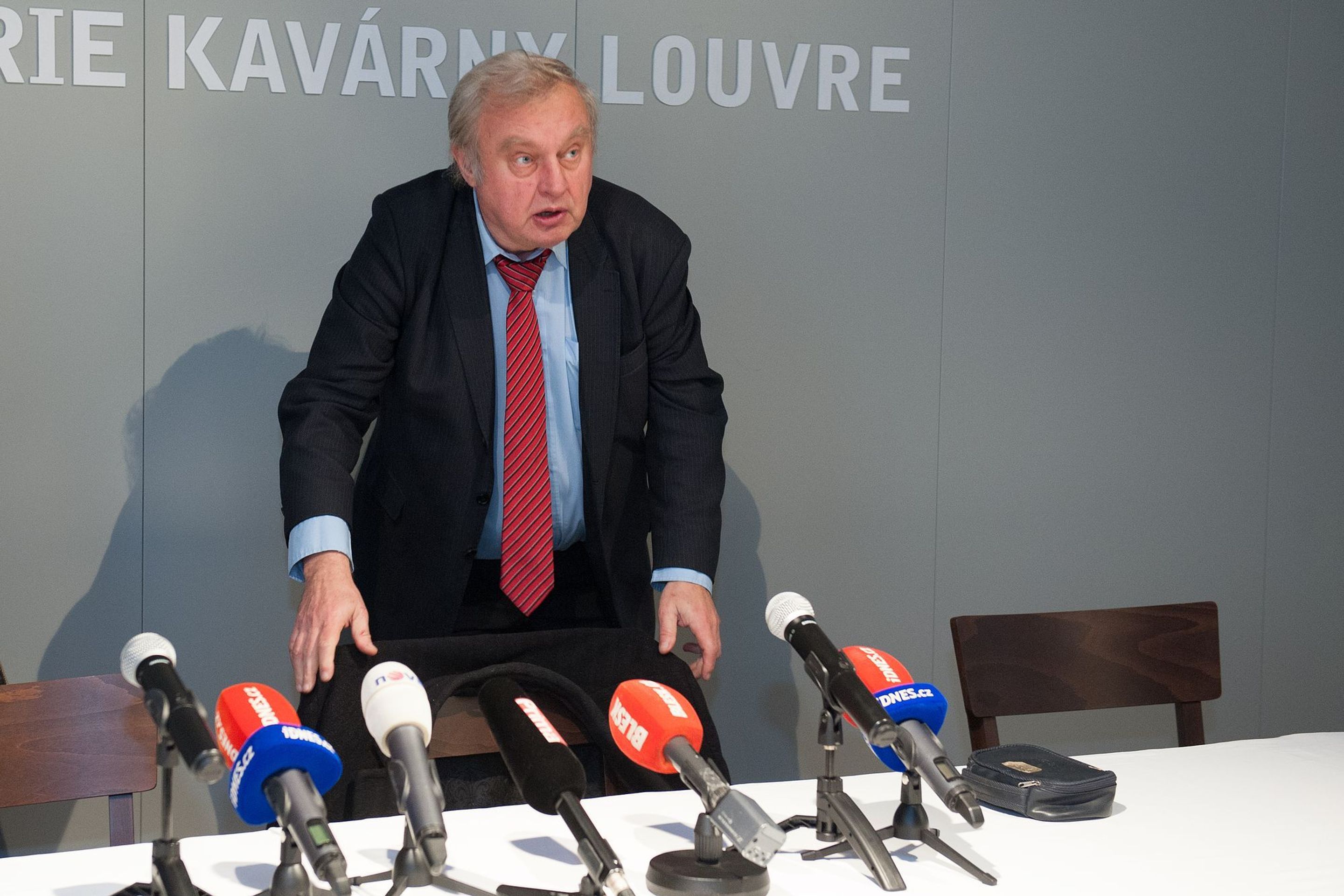 Miloslav Ransdorf a Peter Guzmický vysvětlují švýcarskou kauzu - 4 - GALERIE: Miloslav Ransdorf a Peter Guzmický vysvětlují švýcarskou kauzu (1/11)
