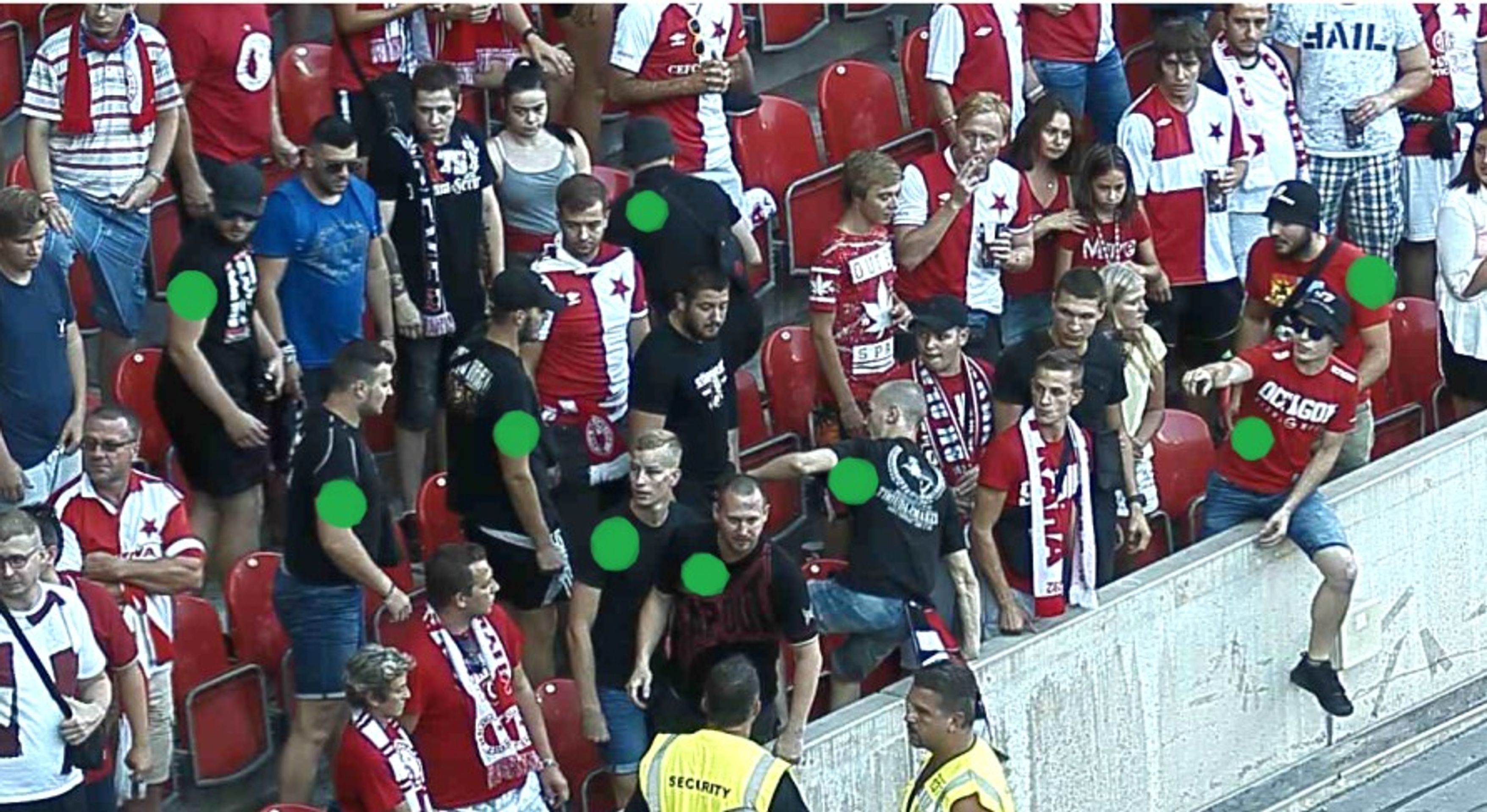 Pátrání po mužích podezřelých z výtržnictví na fotbalovém stadionu - 9 - GALERIE: Pátrání po mužích podezřelých z výtržnictví na fotbalovém stadionu (7/9)