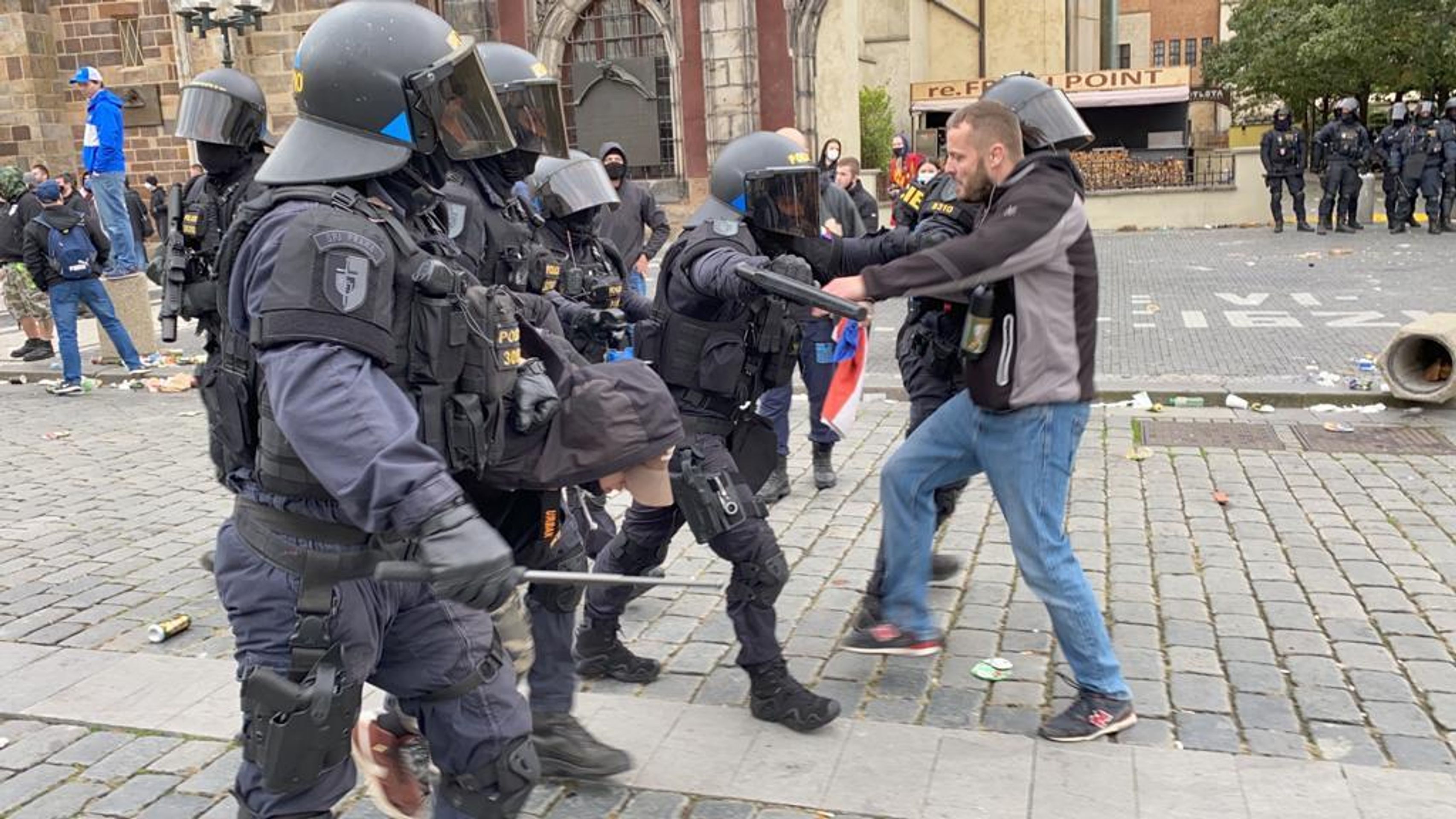 Demonstrace fotbalových chuligánů na Staroměstském náměstí se vyhrotila - 4 - GALERIE: Protestní akce na Staroměstském náměstí se zvrhla (20/23)