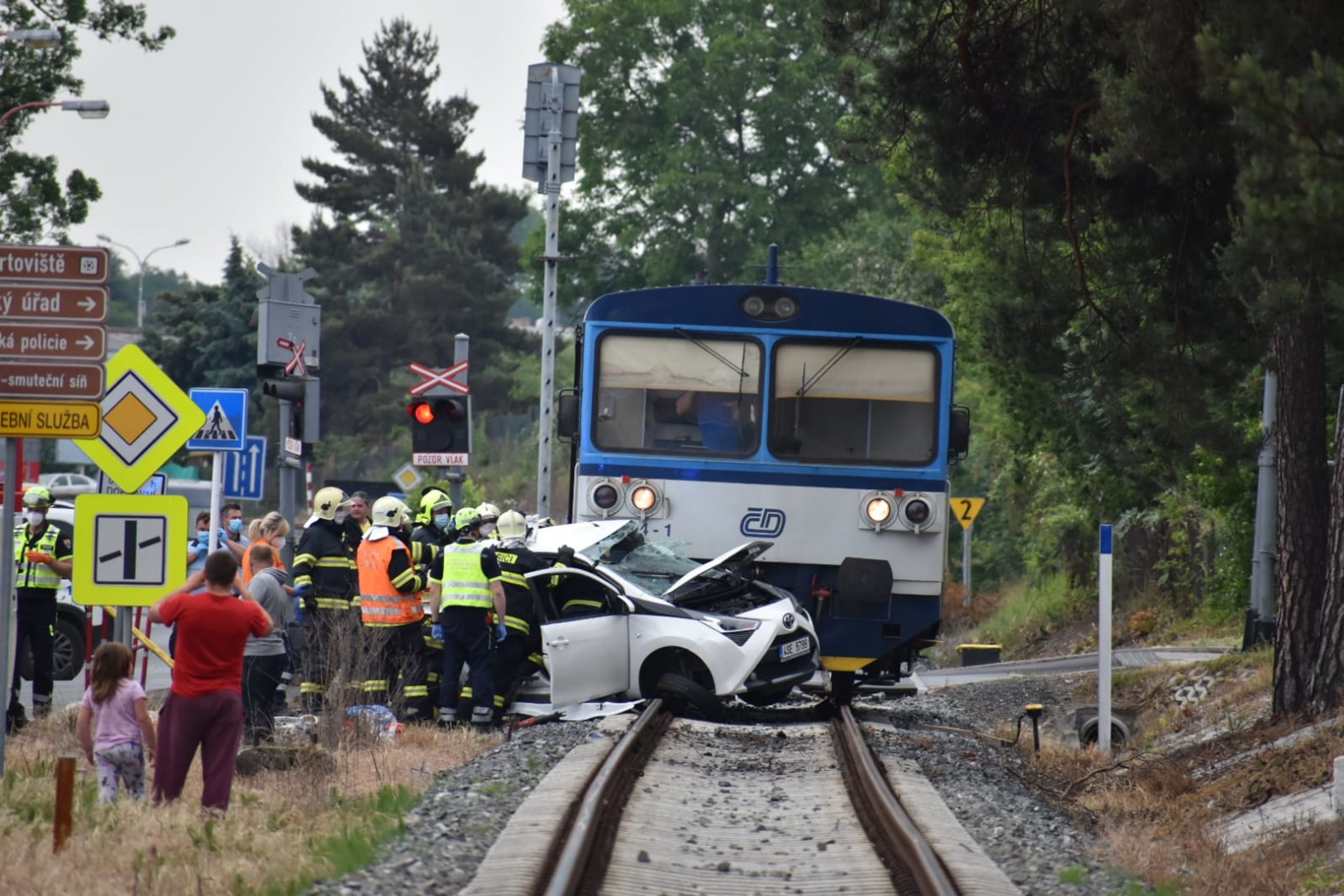 Řidičku museli ze zdemolovaného auta vystříhat hasiči. - GALERIE: Řidička vjela v Neratovicích pod vlak (1/5)