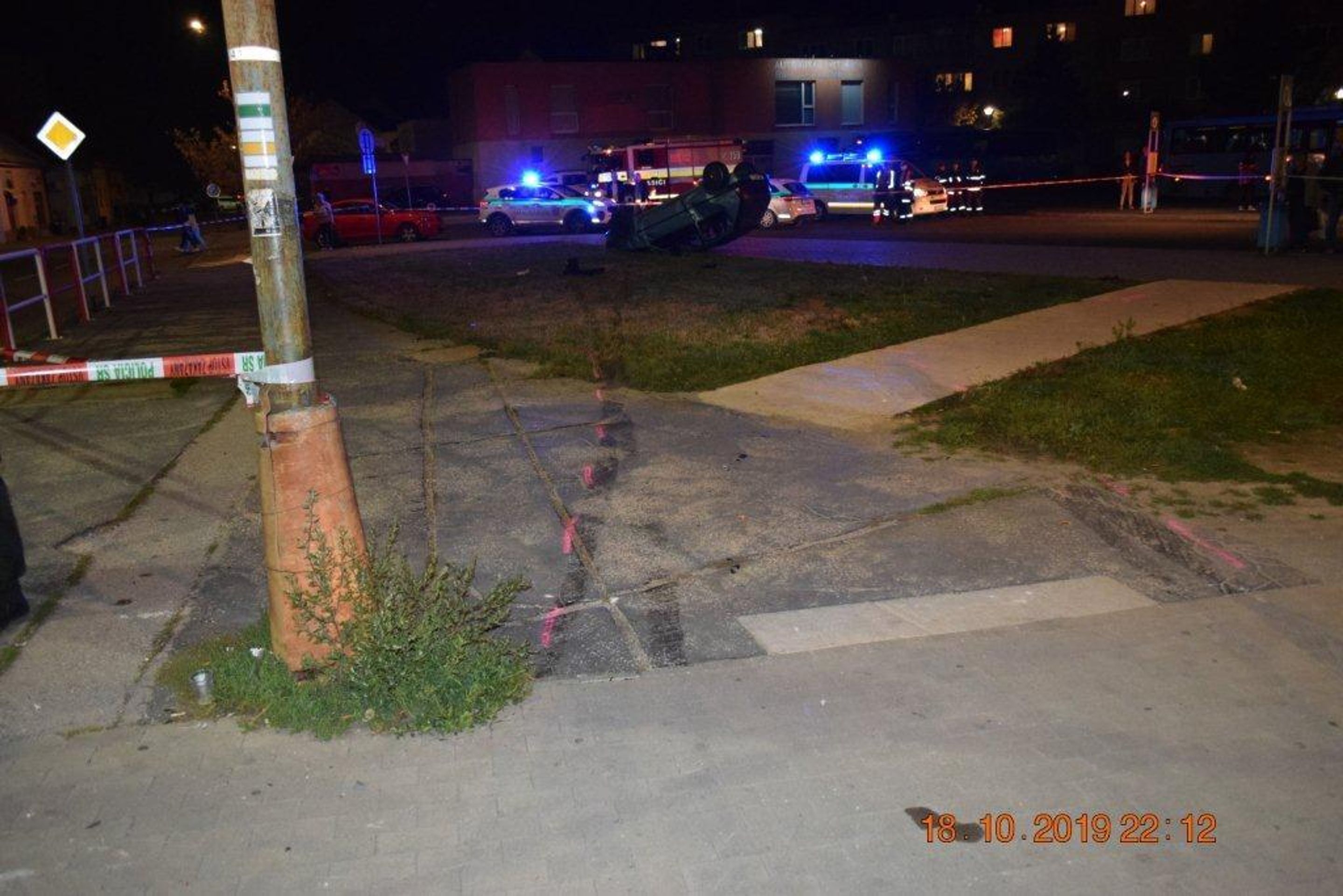 Mladík ujížděl před policisty a srazil tři lidi - 1 - GALERIE: Vážná nehoda v Bánovcích nad Bebravou (1/7)