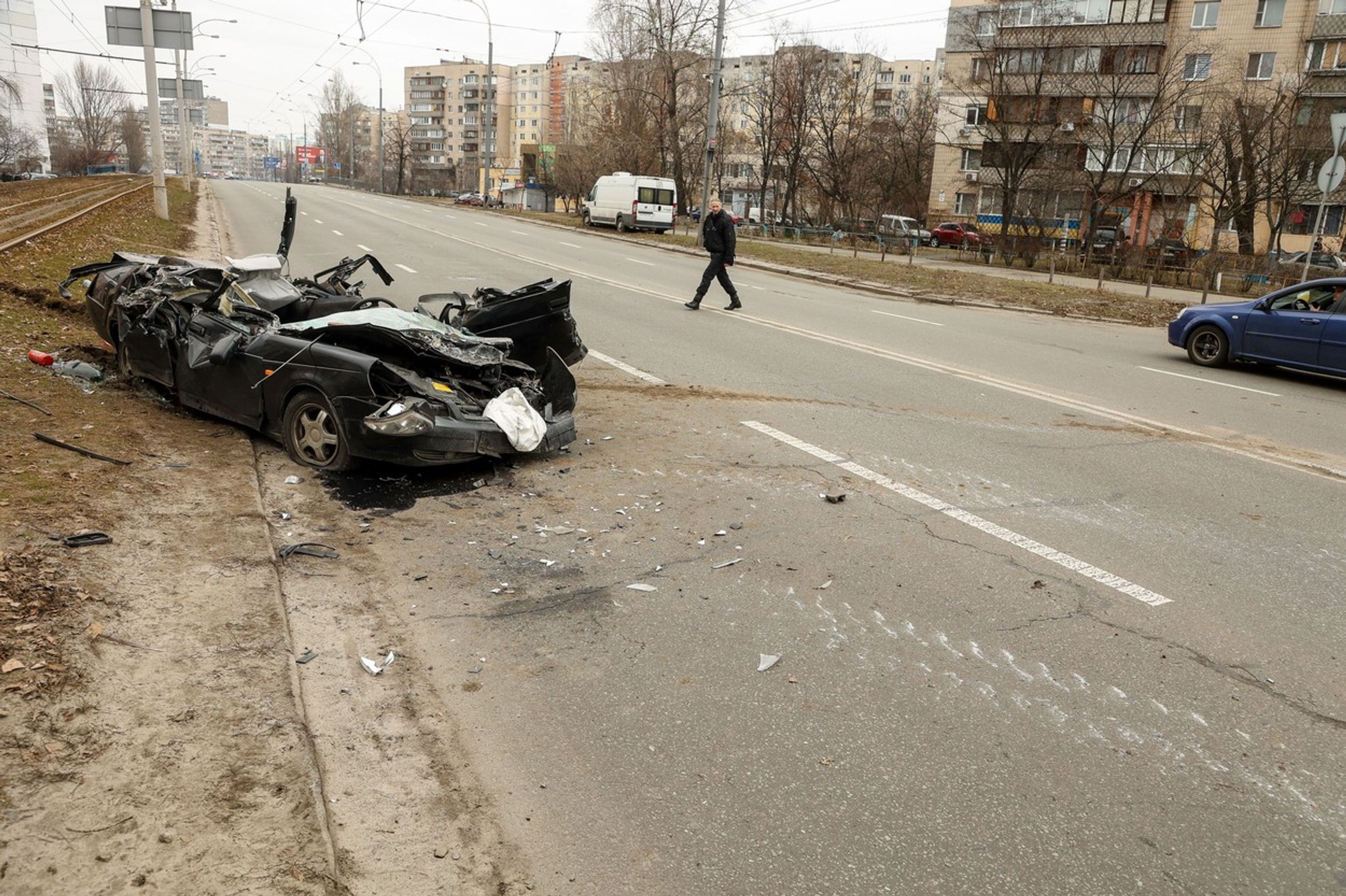 Auto, přejeté ruskou sabotérskou skupinou - Druhý den války na Ukrajině (4/21)