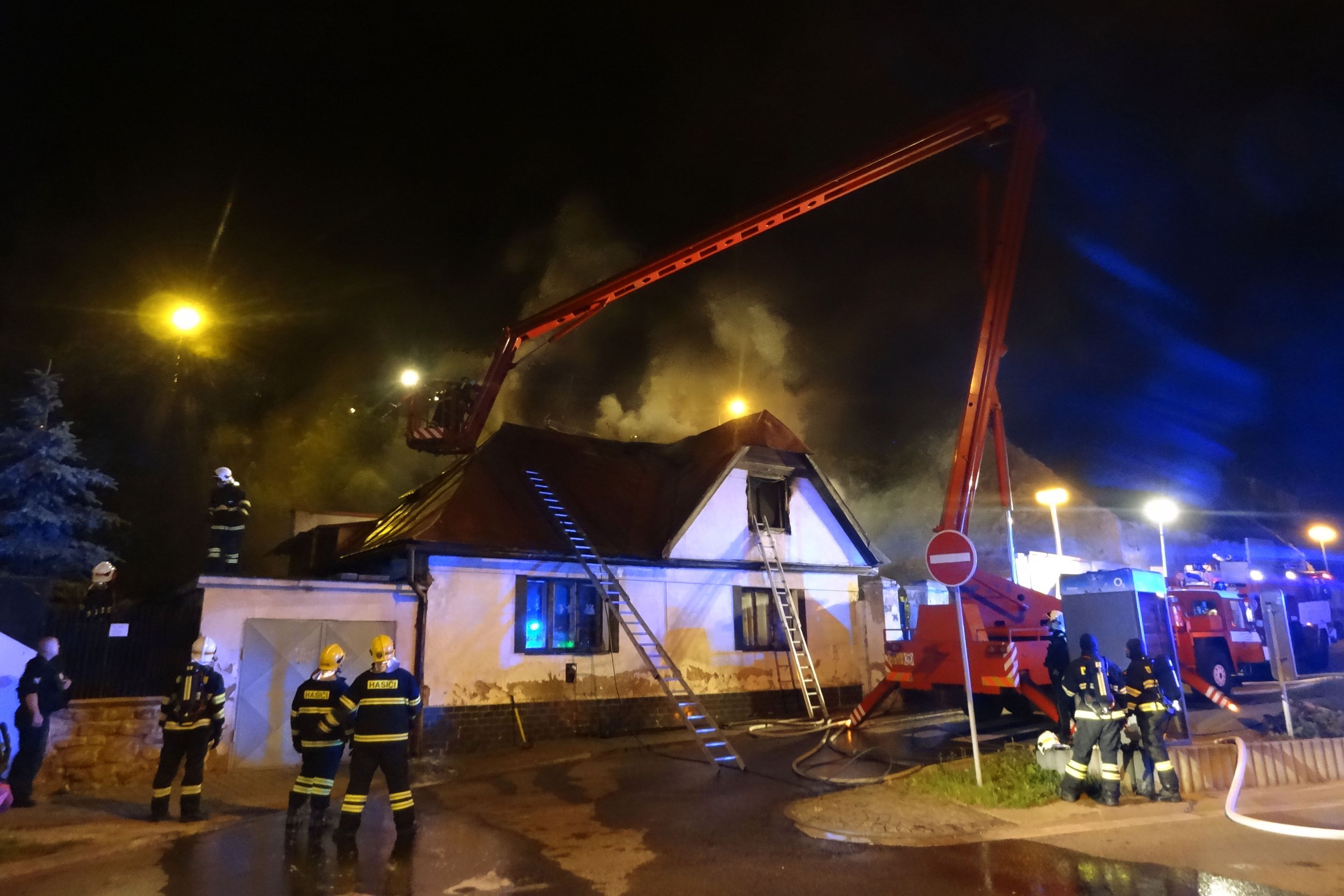 Požár domu v Mladé Boleslavi - GALERIE: POMSTA: Majitel vyhodil bezdomovce, dům mu vyhořel (3/5)