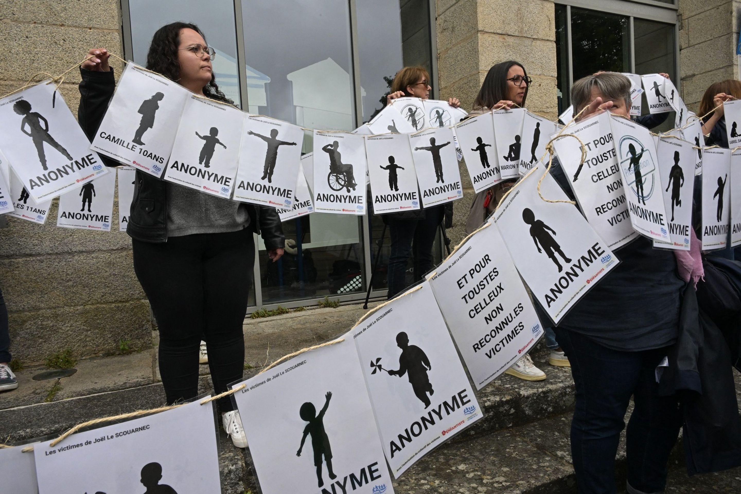 Demonstrace na podporu obětí u soudní budovy, 28. 5. 2025 - Joël Le Scouarnec stráví 20 let ve vězení (3/3)
