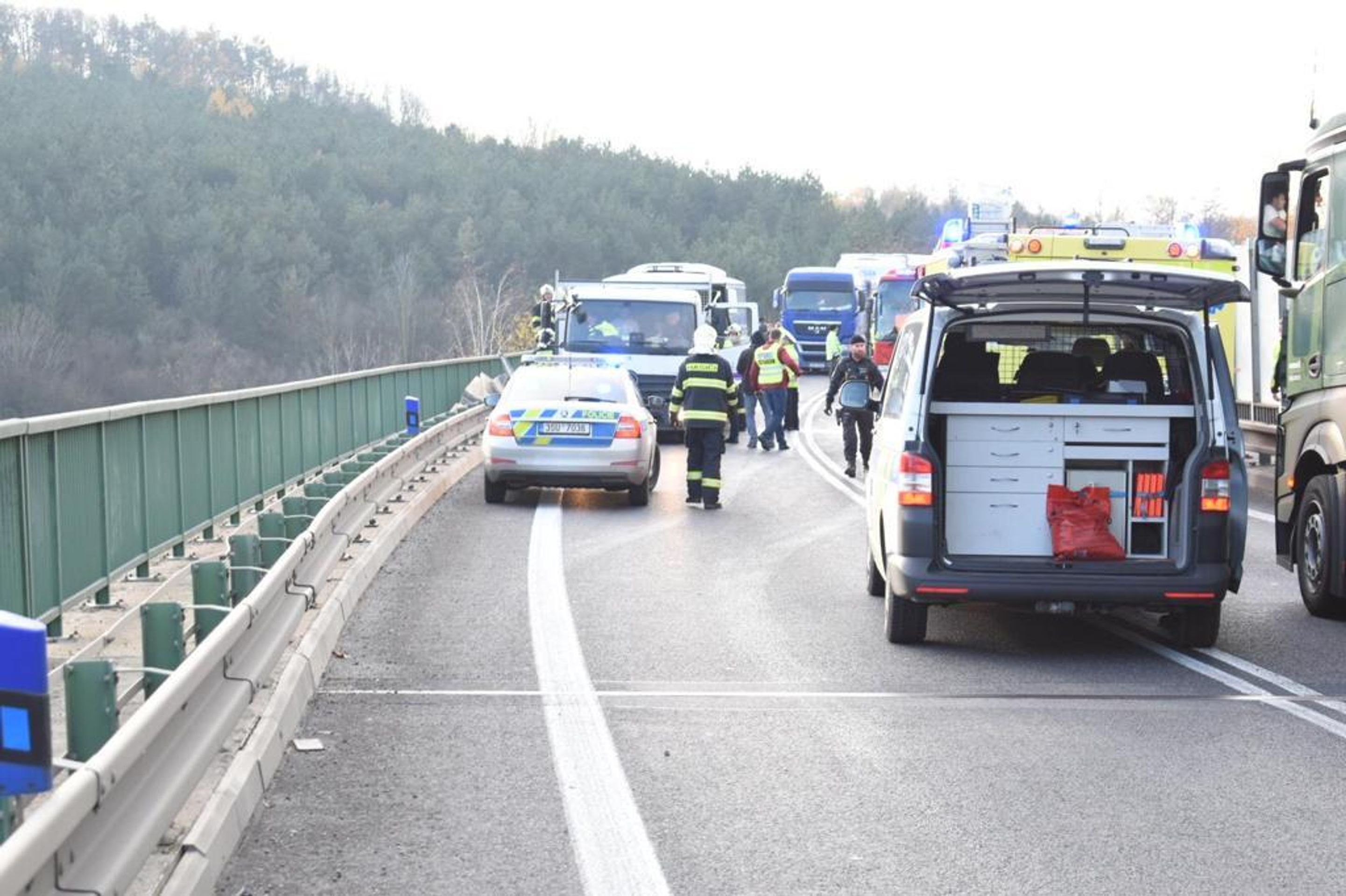 Srážka autobusu a náklaďáku u Nové Vsi - 5 - GALERIE: Srážka autobusu s náklaďákem na Mělnicku (5/9)
