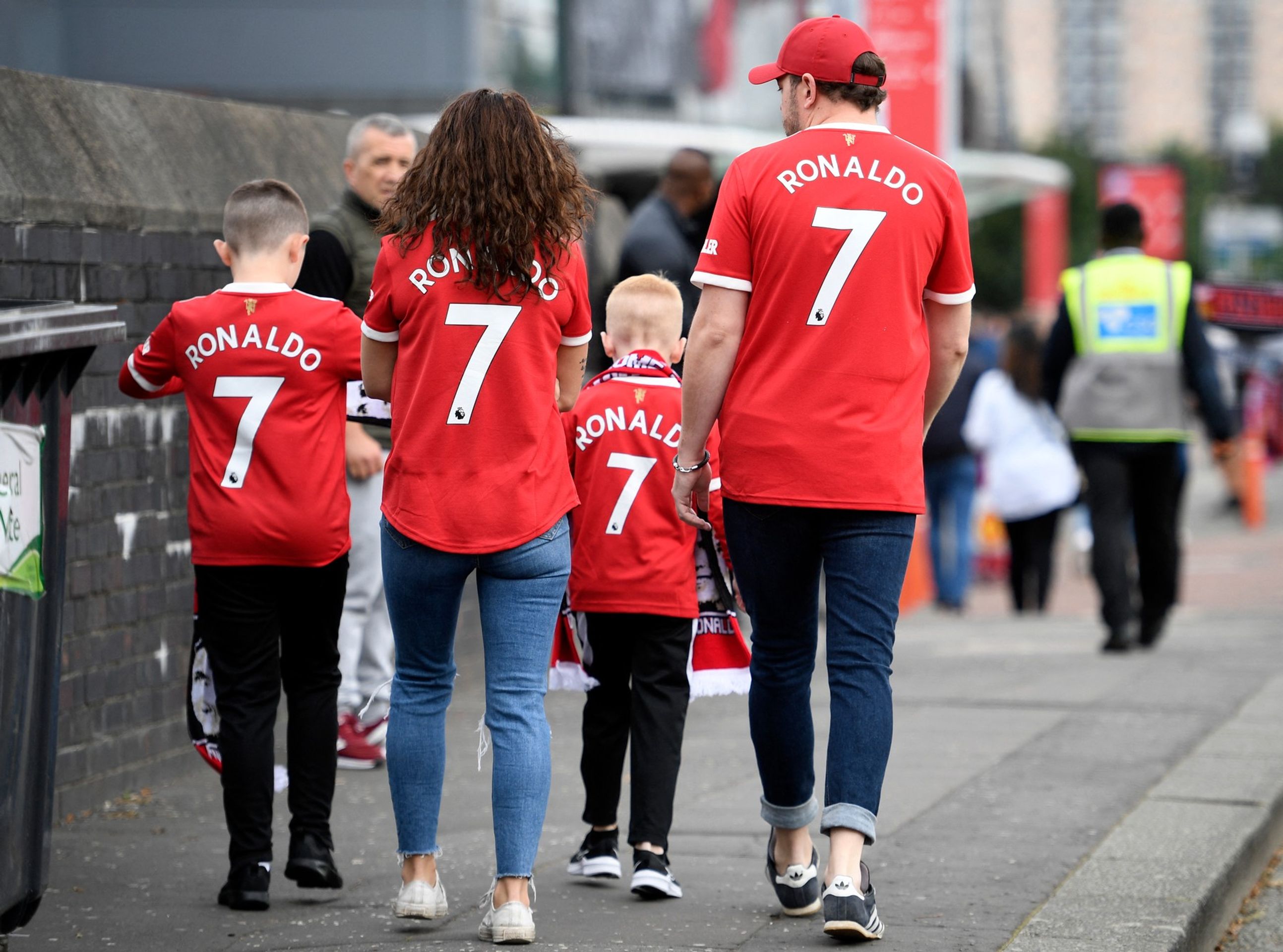 Ronaldovi fandí celé rodiny - Na Ronalda před Old Trafford čekaly zástupy fanoušků (4/7)