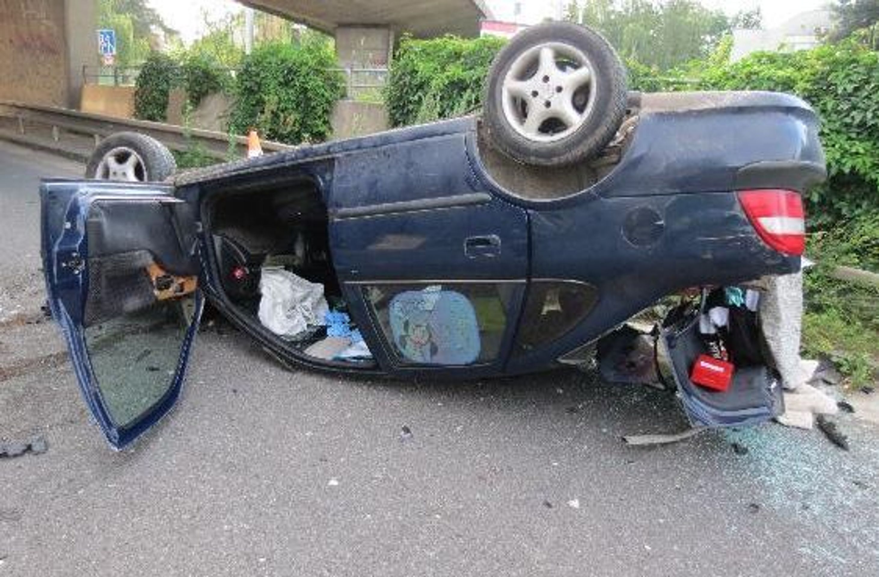 Opilý řidič spadl v autě z mostu - 2 - GALERIE: Opilý řidič spadl z mostu (3/5)