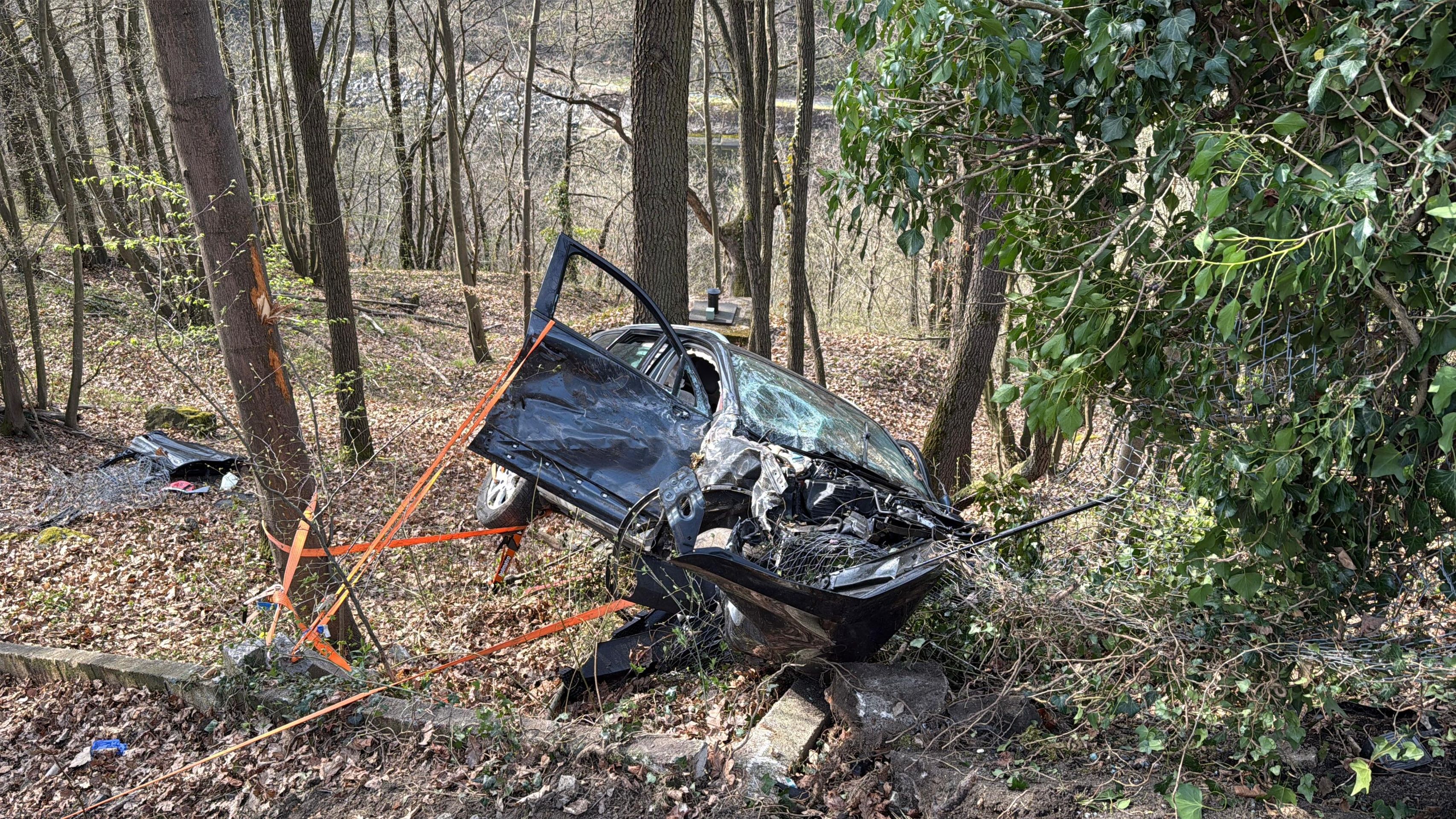 Nehoda automobilu u nádrže Slapy - Nehoda automobilu u nádrže Slapy (8/10)