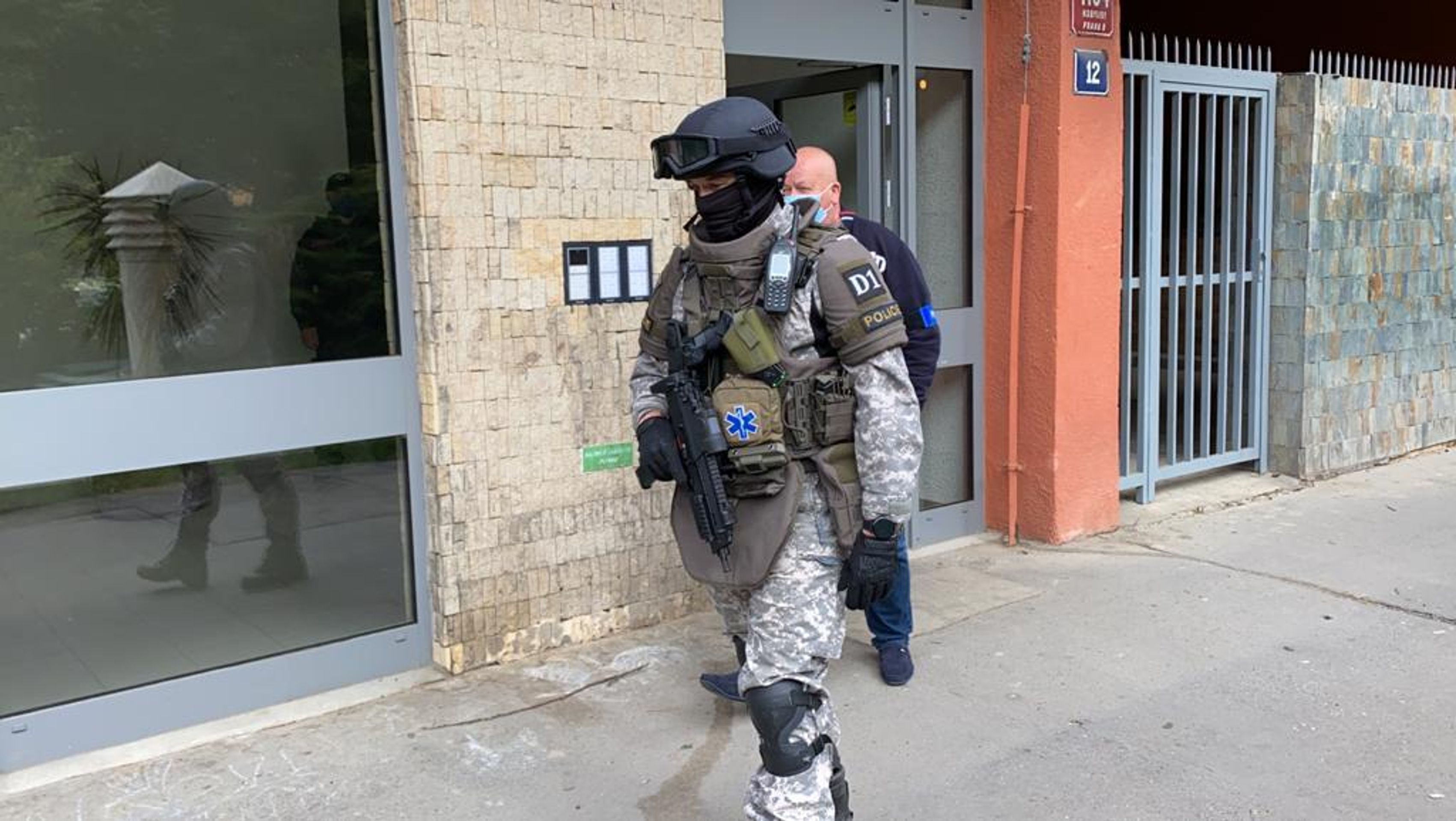 Policejní zásahovka v pražských Kobylisích - 9 - GALERIE: Do pražských Kobylis vyjížděla policejní zásahovka (9/11)