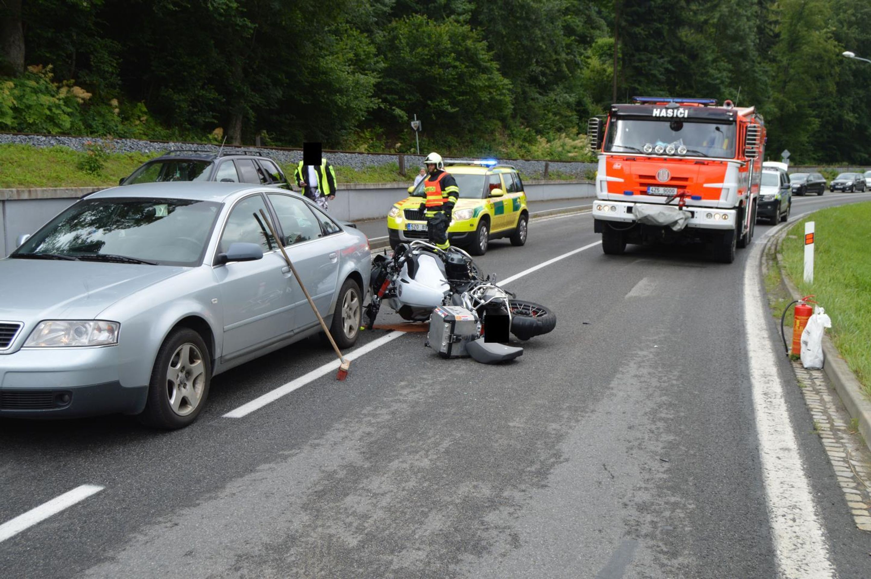 Spolujezdkyně se vážně zranila při nehodě motorky - 2 - GALERIE: Vážná nehoda na Vsetínsku (7/8)