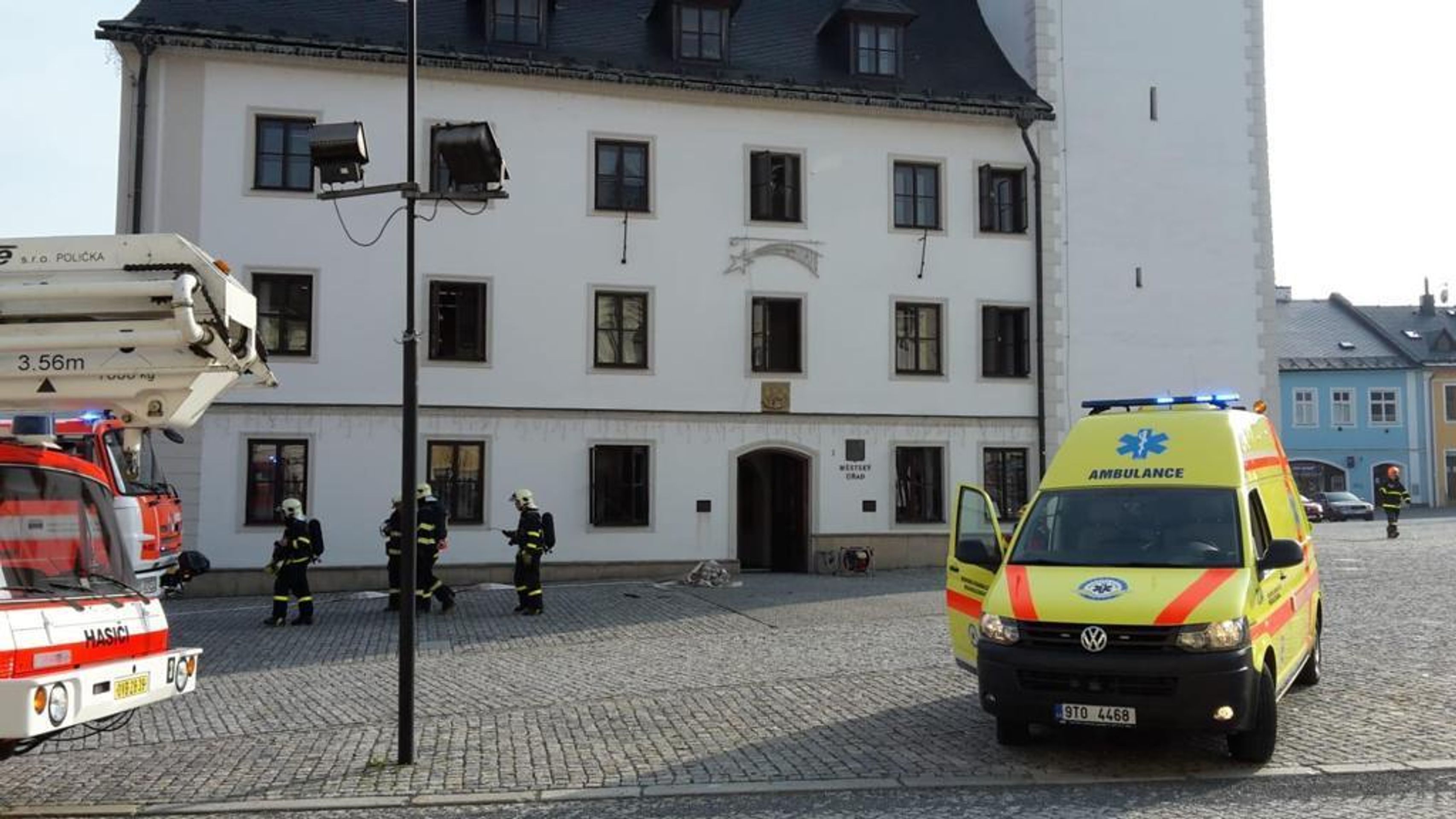 Na radnici v Rýmařově došlo k explozi - 2 - GALERIE: Radnicí v Rýmařově otřásl výbuch (5/12)