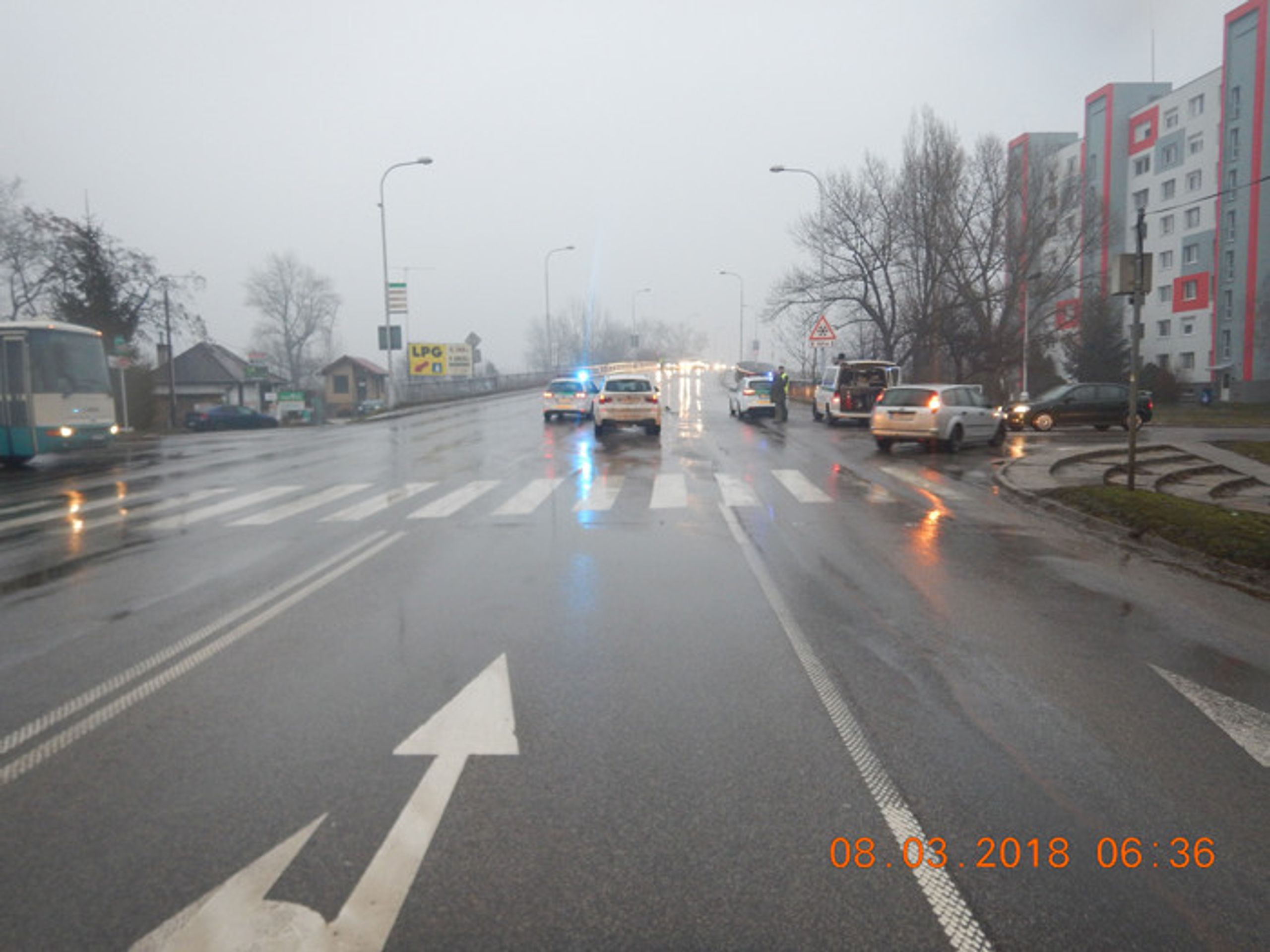 Řidič v BMW srazil dvě ženy na přechodu - 1 - GALERIE: Smrtelná nehoda v Komárnu (1/3)