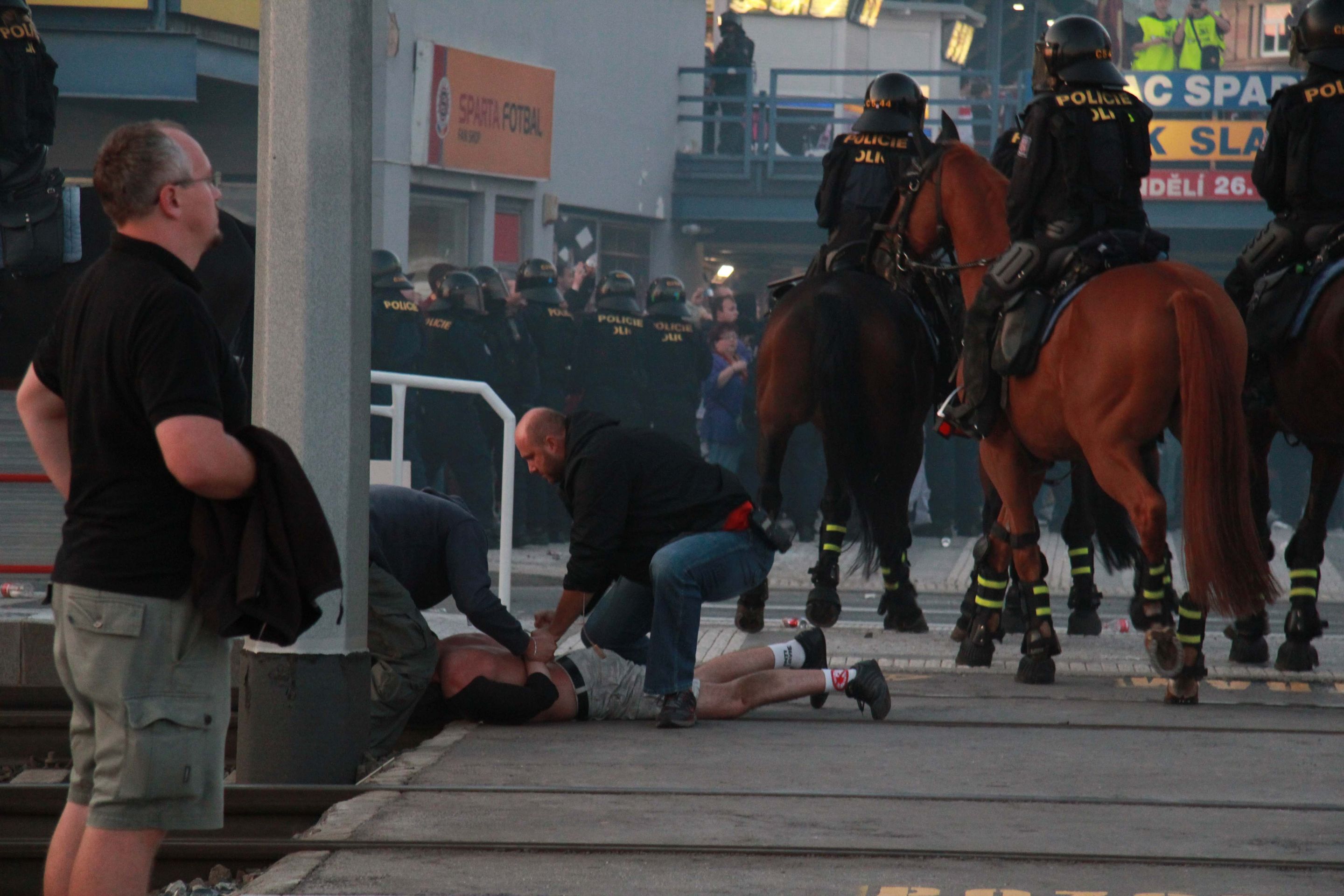 Derby pražských S - policie a fanoušci - 2 - GALERIE: Derby Sparta-Slavia (14/15)